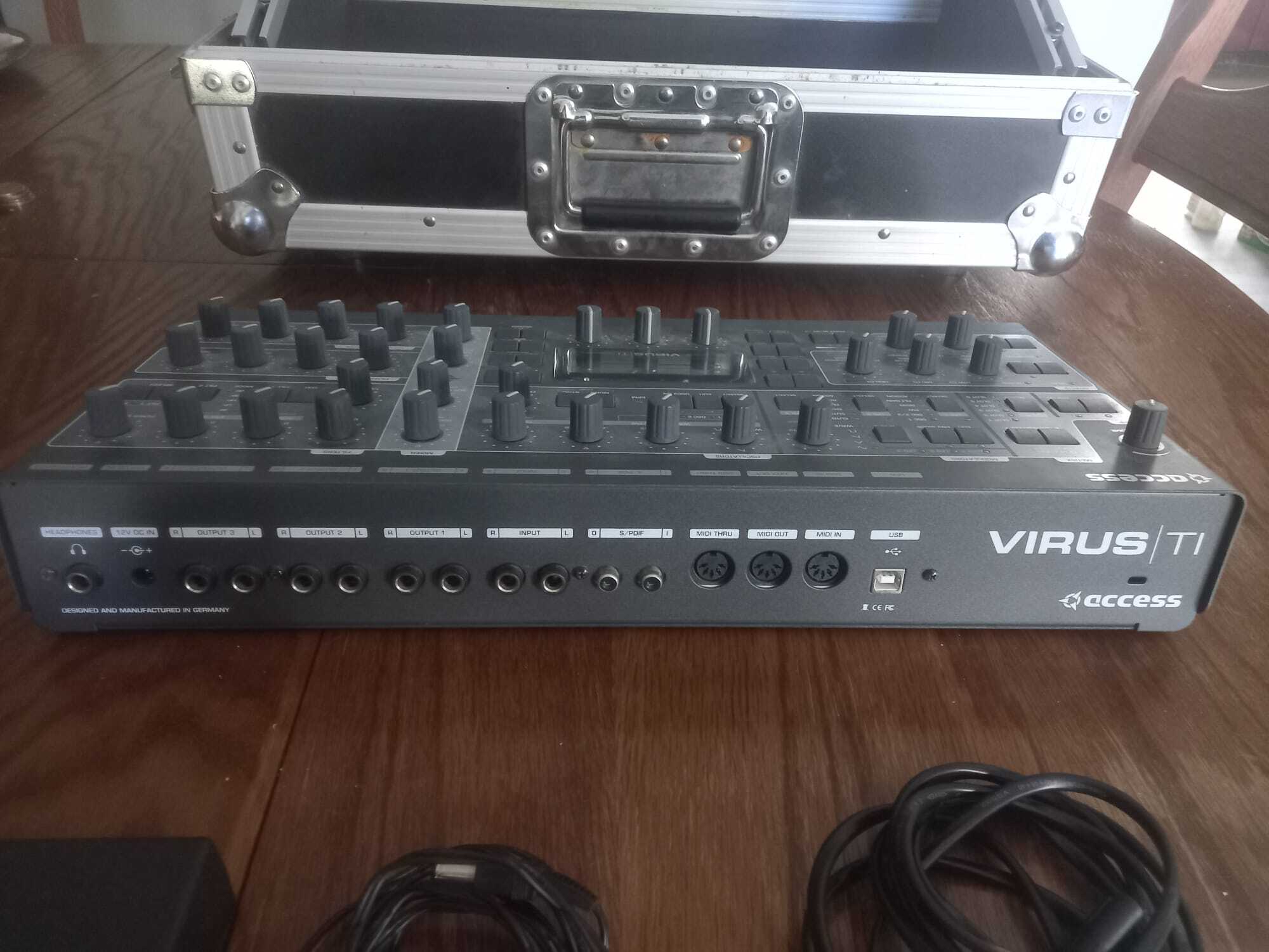 Access Virus Ti2 Desktop + Flightcase