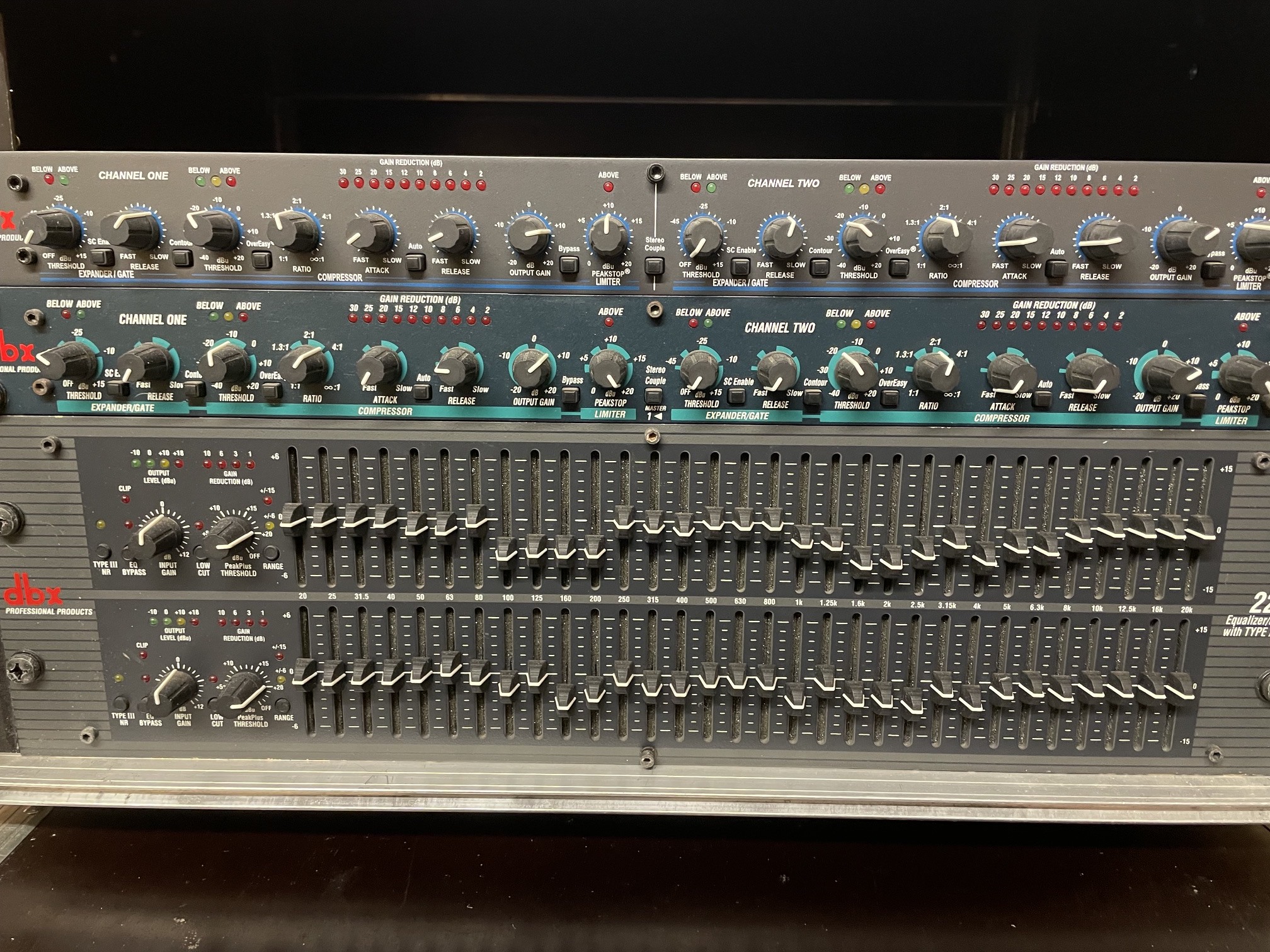 DBX 166XL 2x - EQ2231 - front - proxi