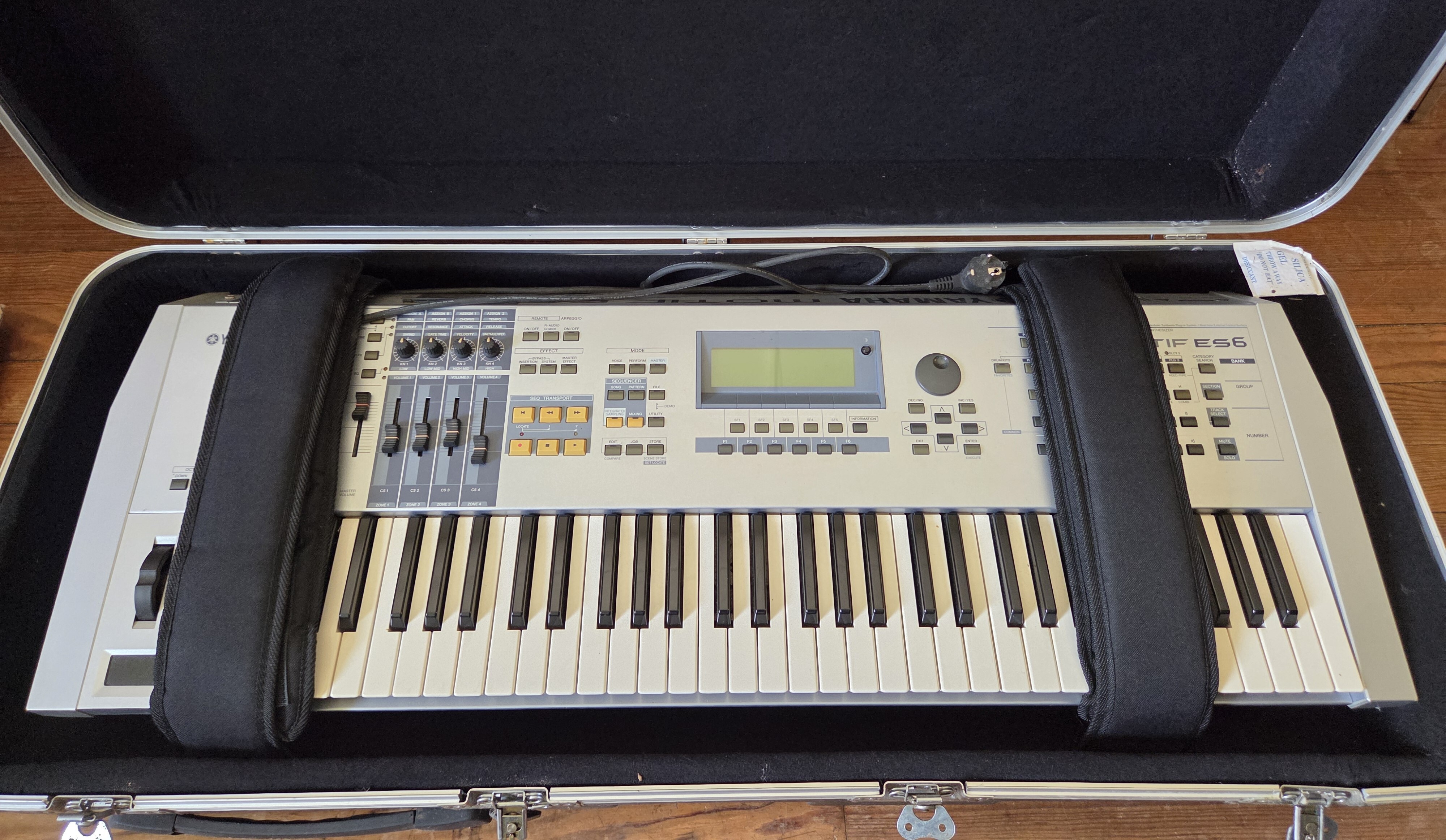 Vend Yamaha Motif ES6 avec case Gator rigide inclus