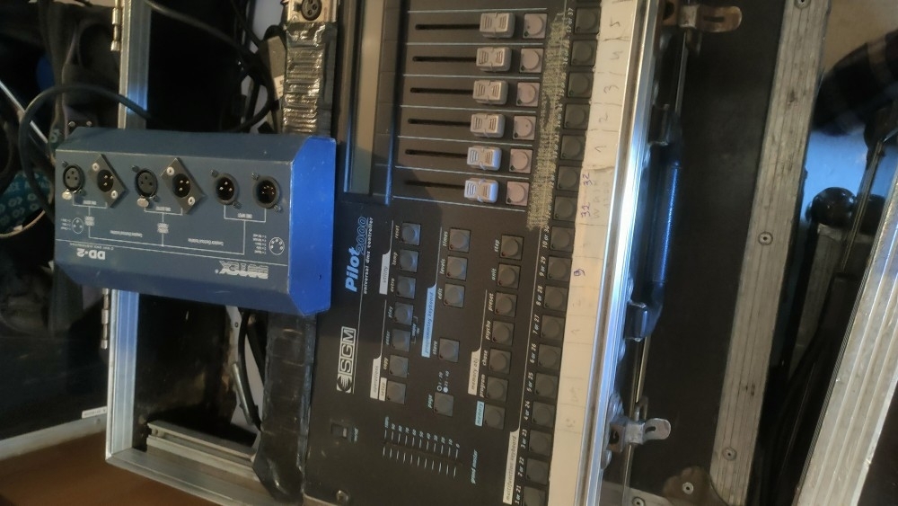 vends console lumiere sgm pilote 2000 en flycase + distributeur dmx 