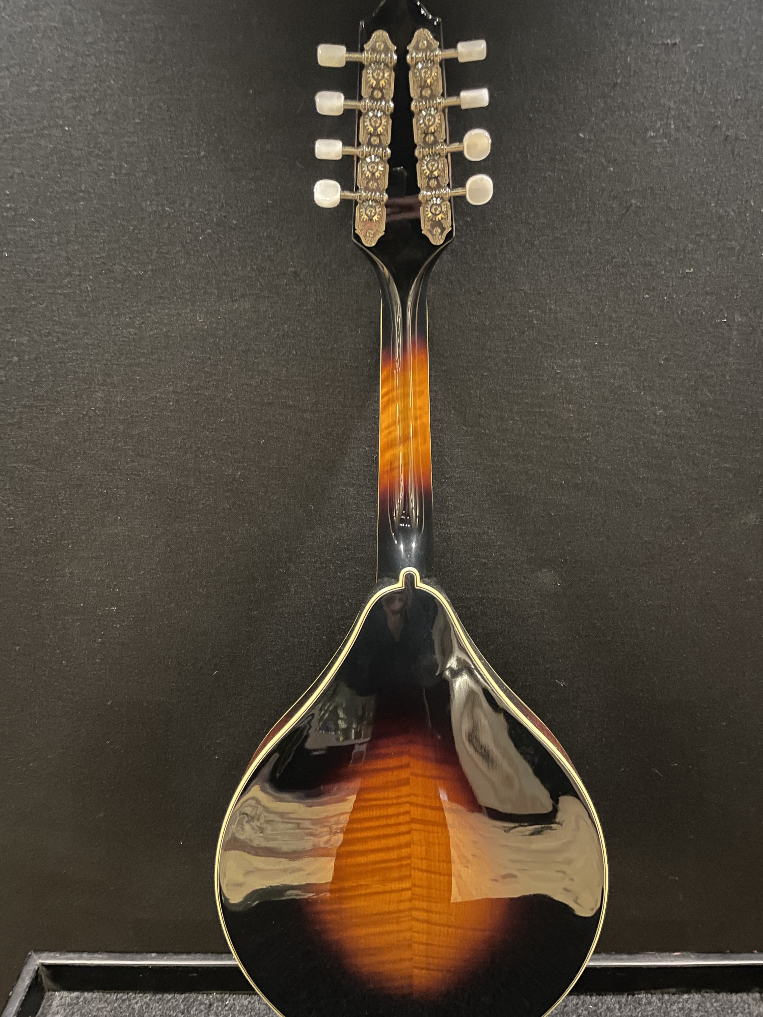 The Loar LM-300 (74882)