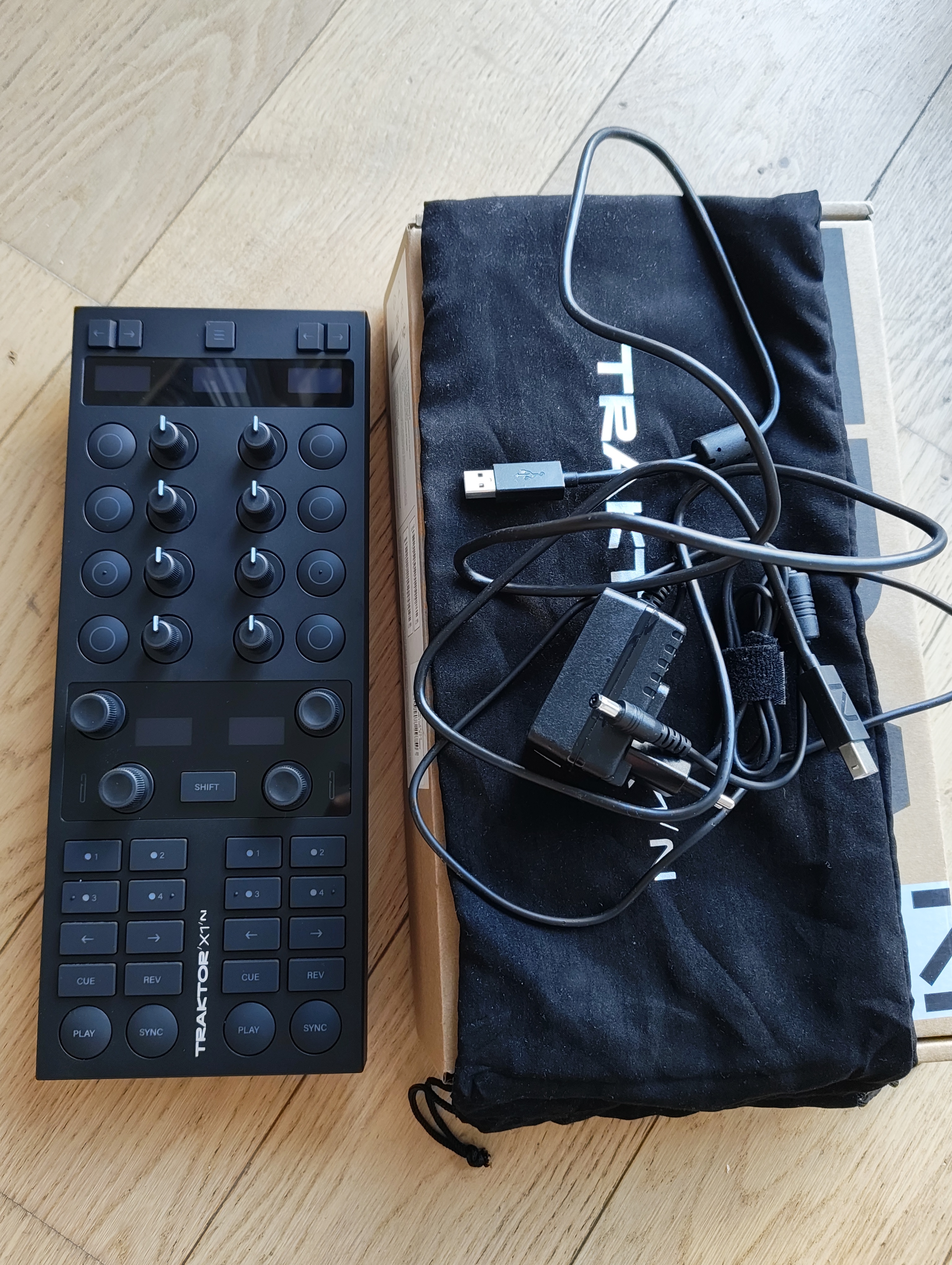 Vends Traktor Kontrol X1 + Modular bag comme neuf