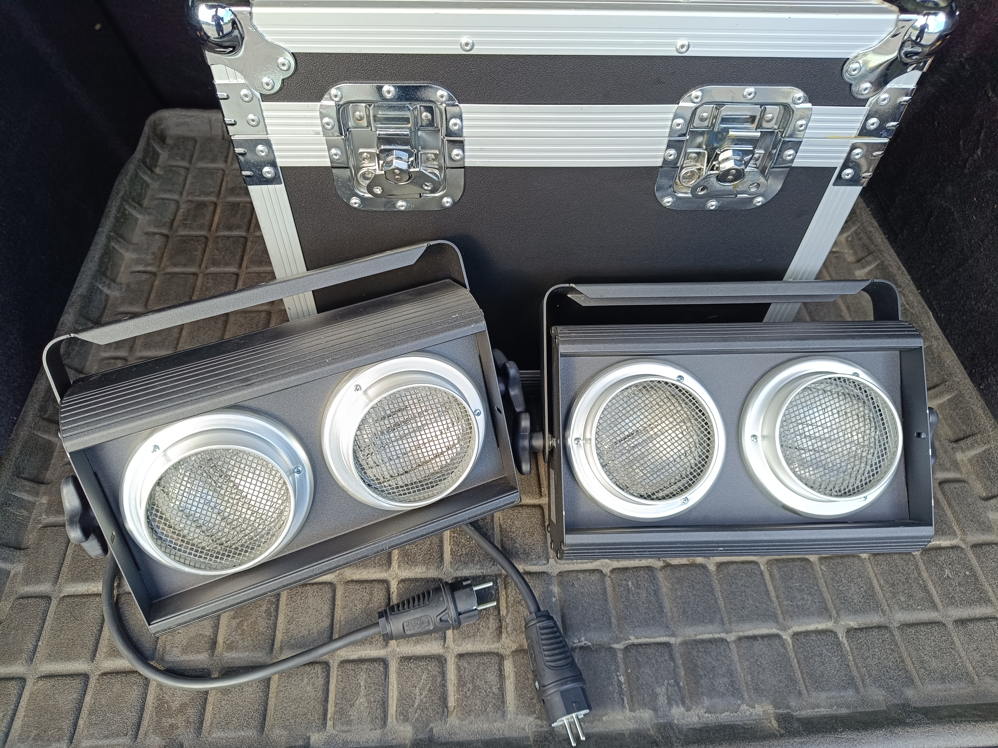 Vends lot de 2 blinders DTS 2x650W