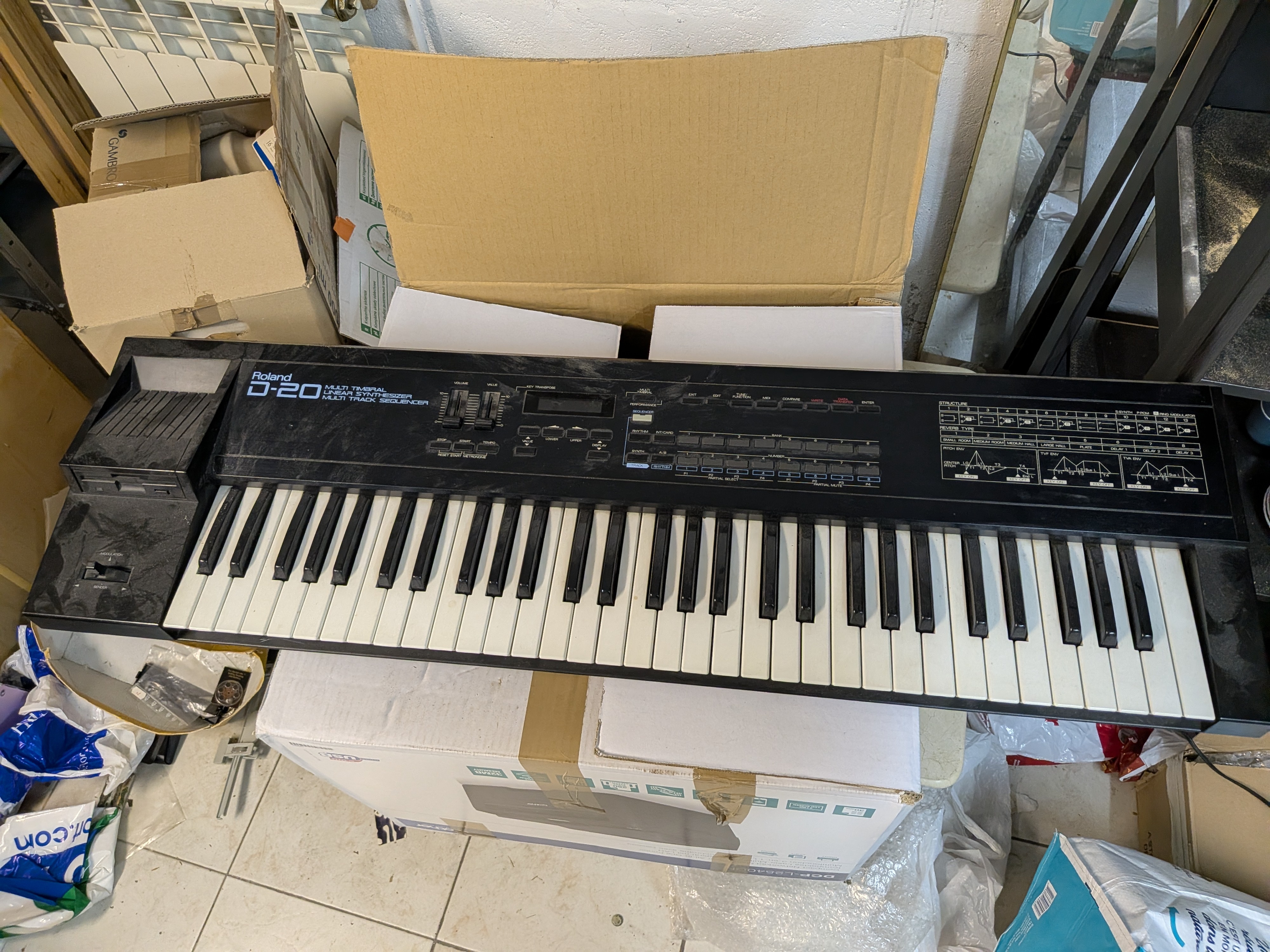 Roland D-20 — Synthétiseur / Séquenceur vintage