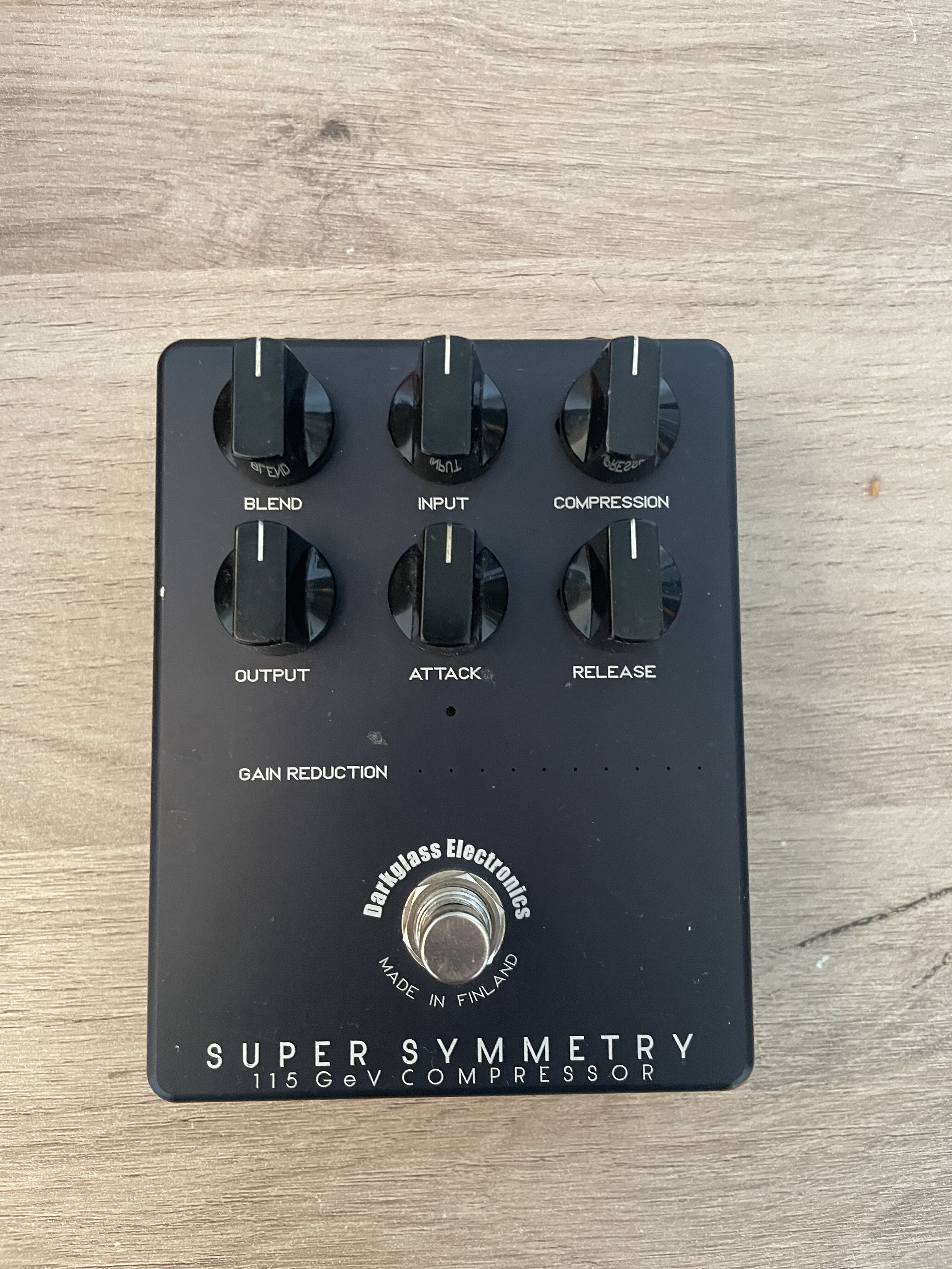 Vends Darkglass Super Symmetry Compressor