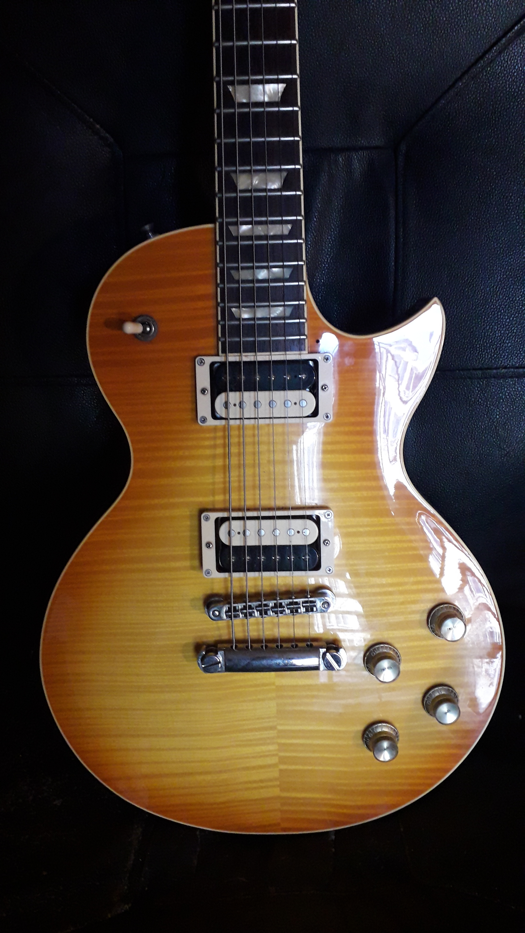 Vends Guitare Electrique Haut de Gamme FGN Neo Classic LS 20