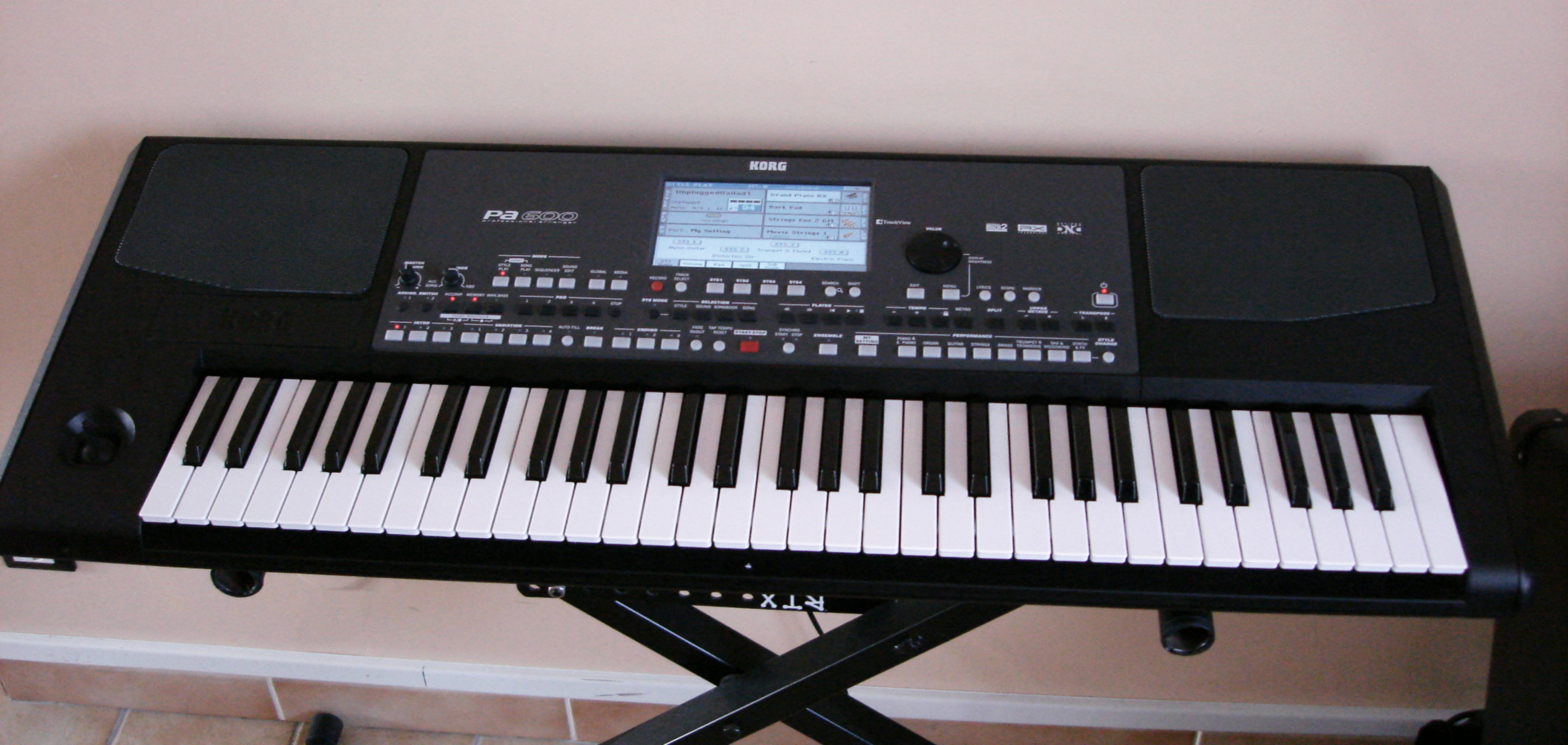 Vends Korg PA 600 comme Neuf.