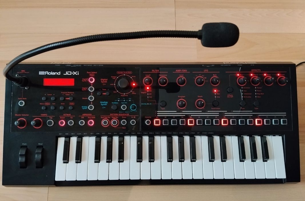 Synthé Roland JD-Xi + sac de transport Roland CB-JDXi