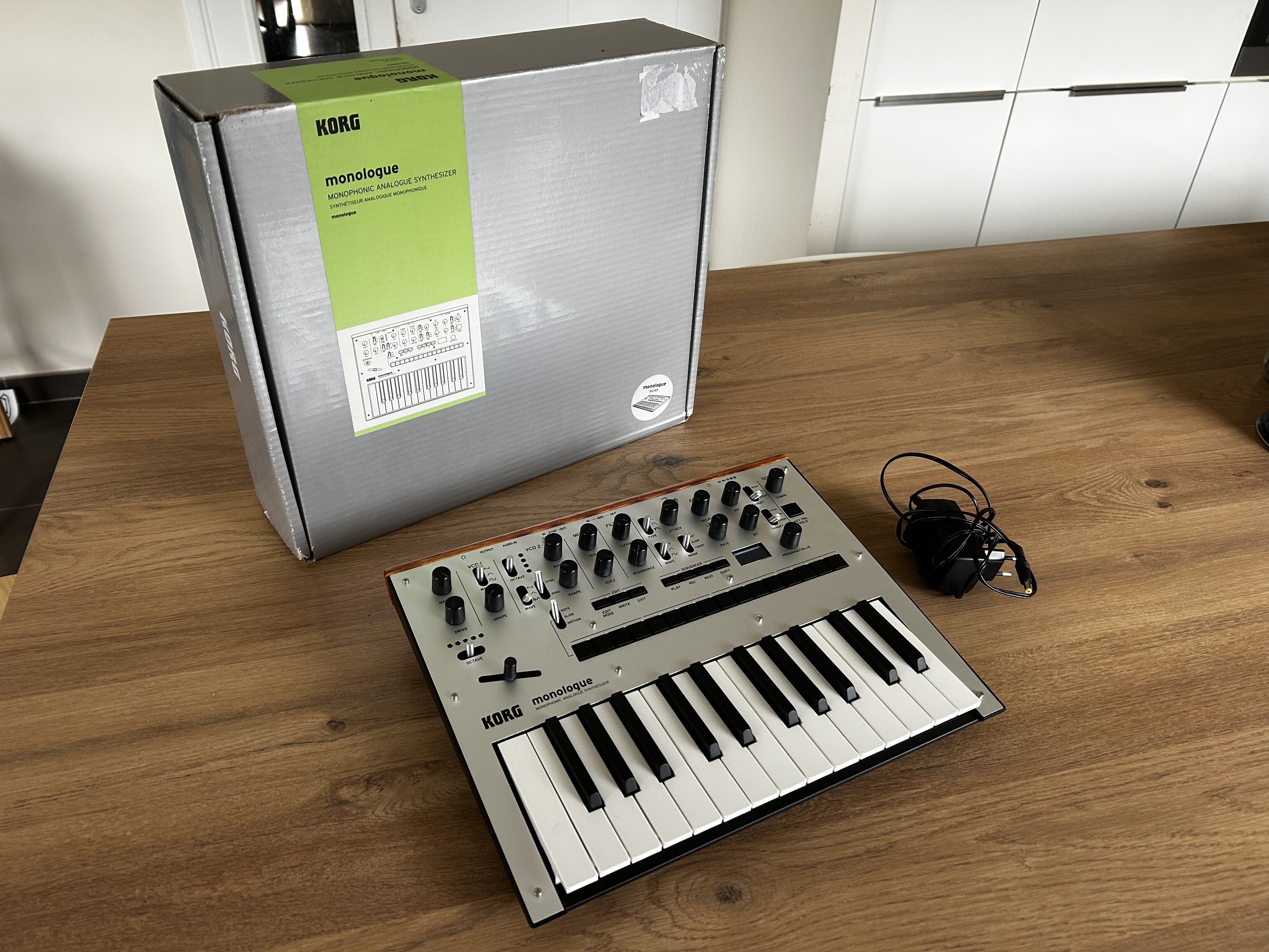 Korg Monologue avec adaptateur secteur