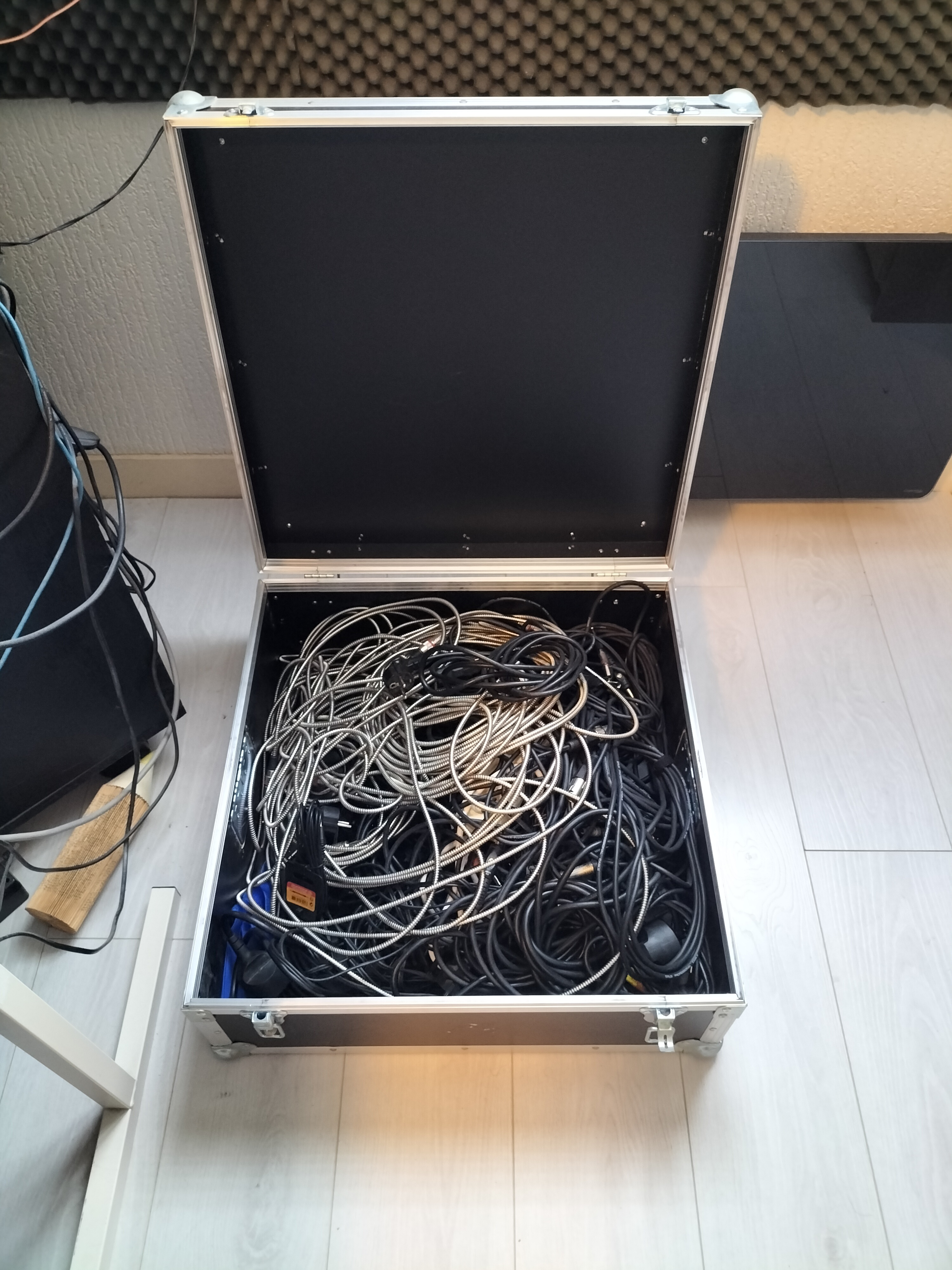 Vends Flight Case malle (avec de nombreux câbles en tout genre) 47x47x 25