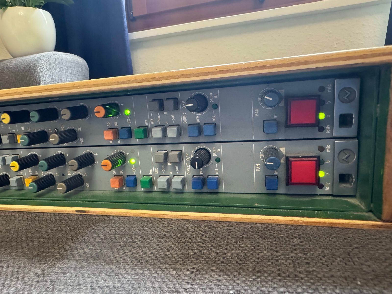 Vends deux tranches de console Neve 55: préampli, EQ