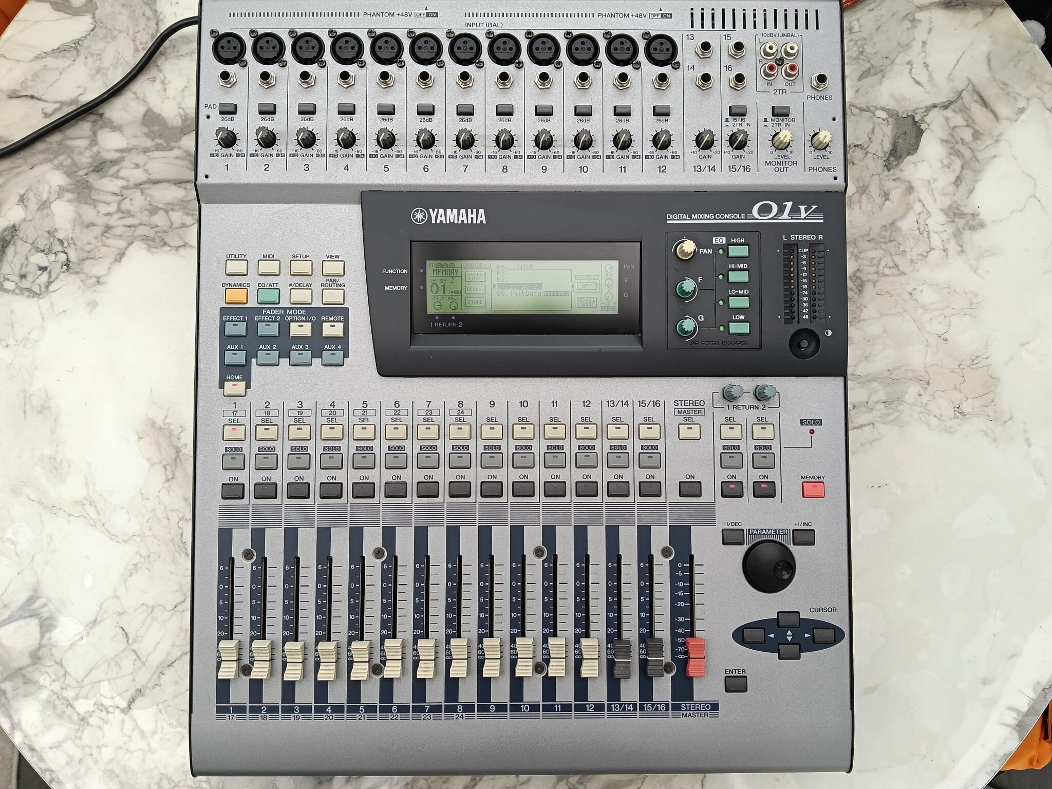 Vends 2 Tables de Mixages Yamaha 01V + Carte d'entrée Yamaha AD MY8 AD24