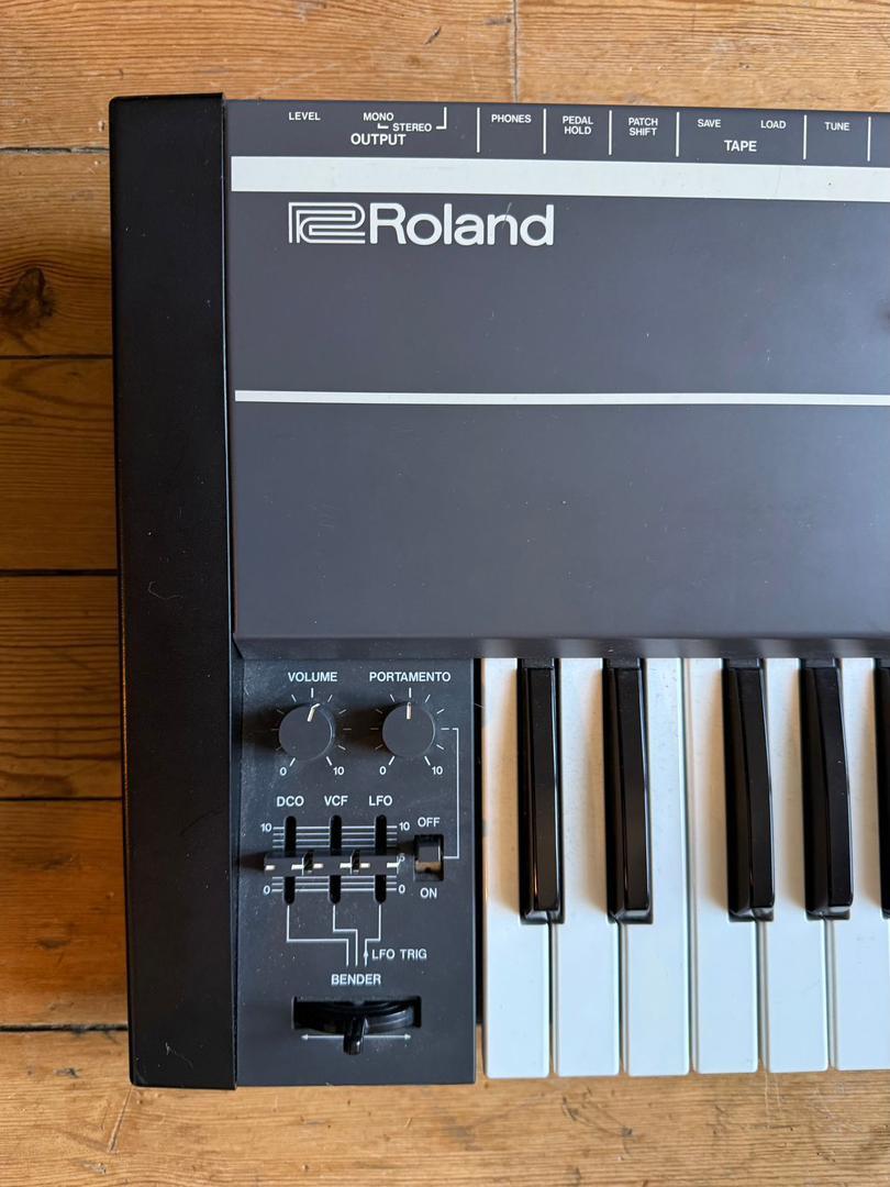 Synthétiseur polyphonique Roland Juno-106, excellent état, vente rapide.