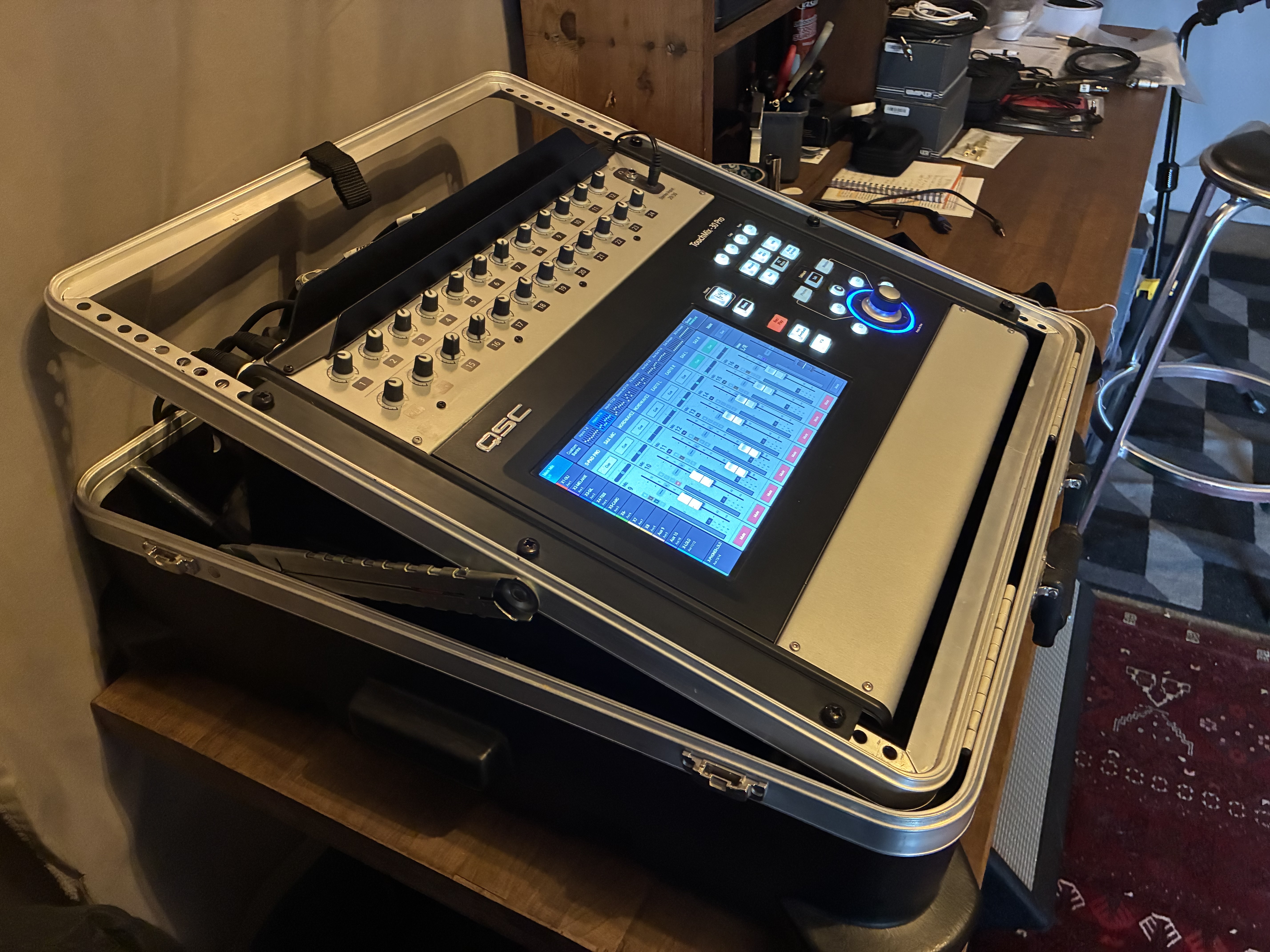 Vends table de mixage QSC TOUCHMIX 30 PRO  très bon état avec son rack SKB