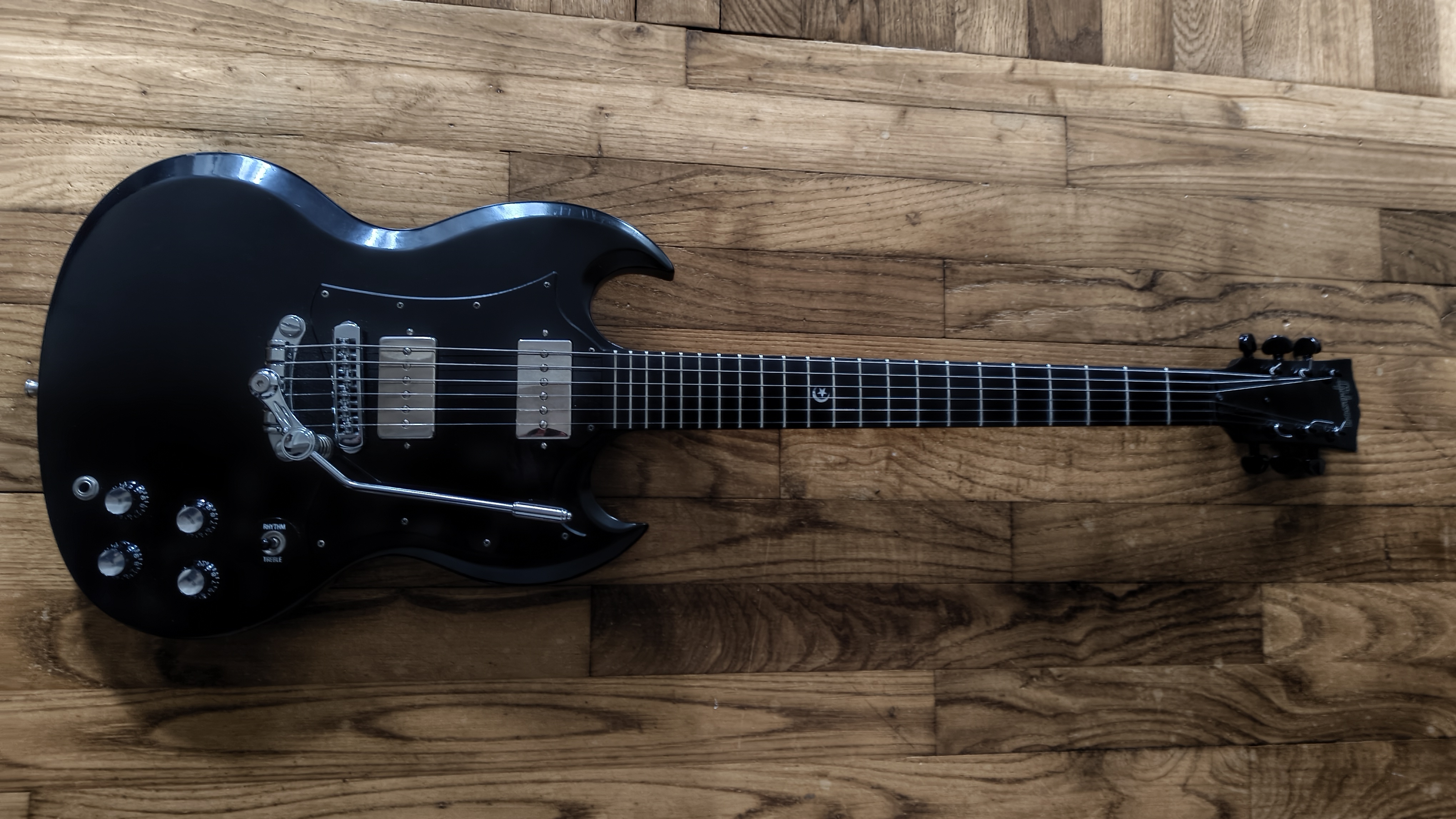 Gibson SG Gothic USA 2002 – Touche ébène – Seymour Duncan SPH90 – Duesenberg Les Trem II