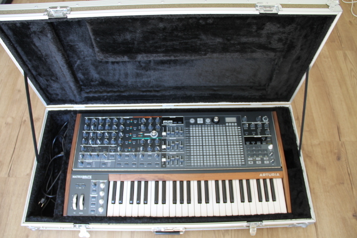 Vends ARTURIA MaxiBrute avec flight case sur mesure