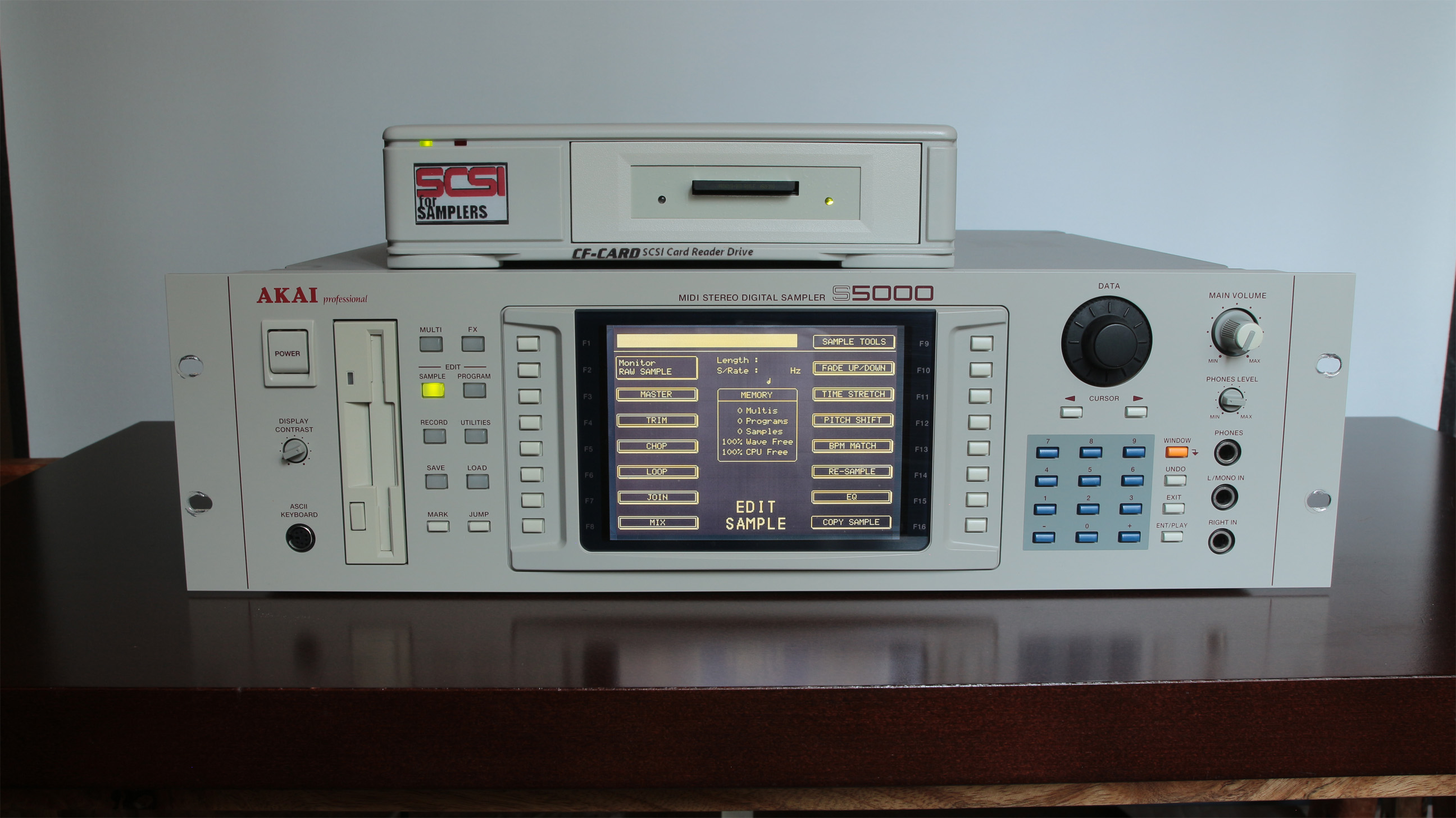 Vends superbe sampleur Akai S5000 + SCSIforsamplers.com Compact Flash (16 Go)