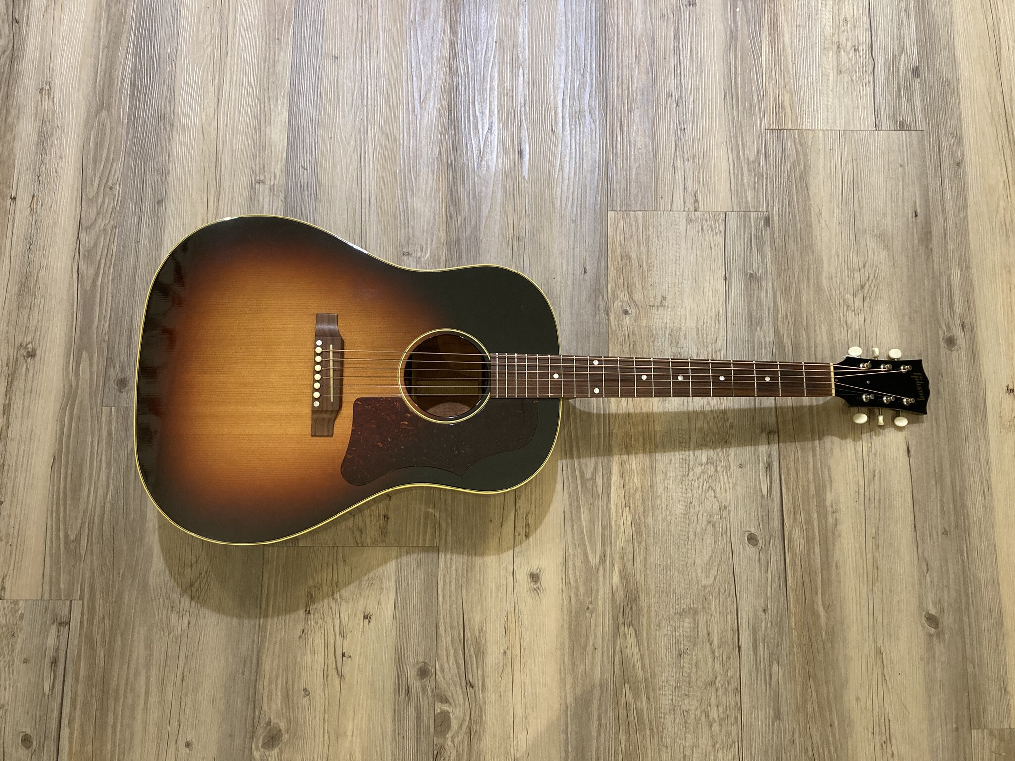 GIBSON - 1950's J45 Custom Shop Triple Burst+ Étui