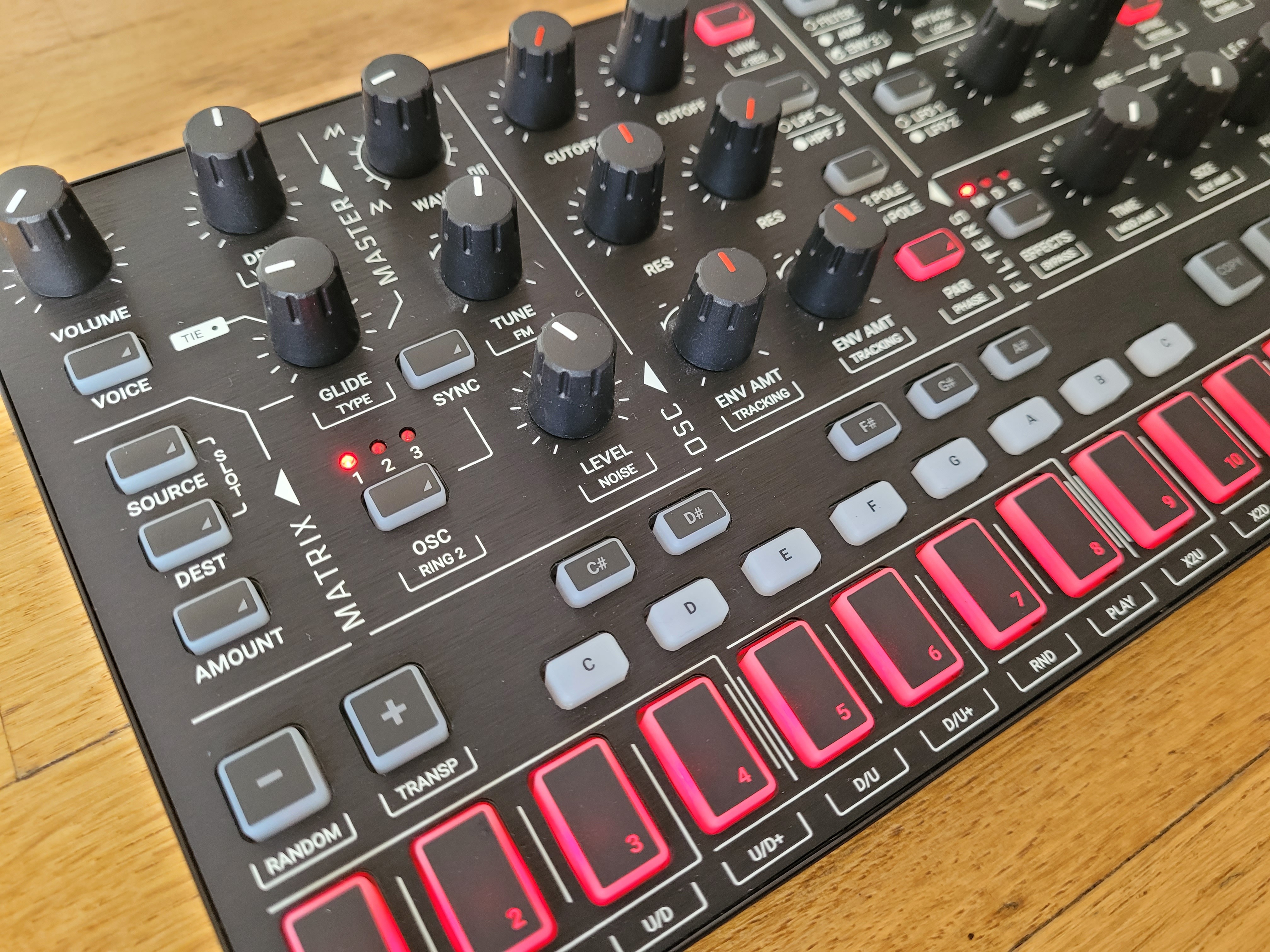 IK Multimedia UNO Synth Pro X (82128)