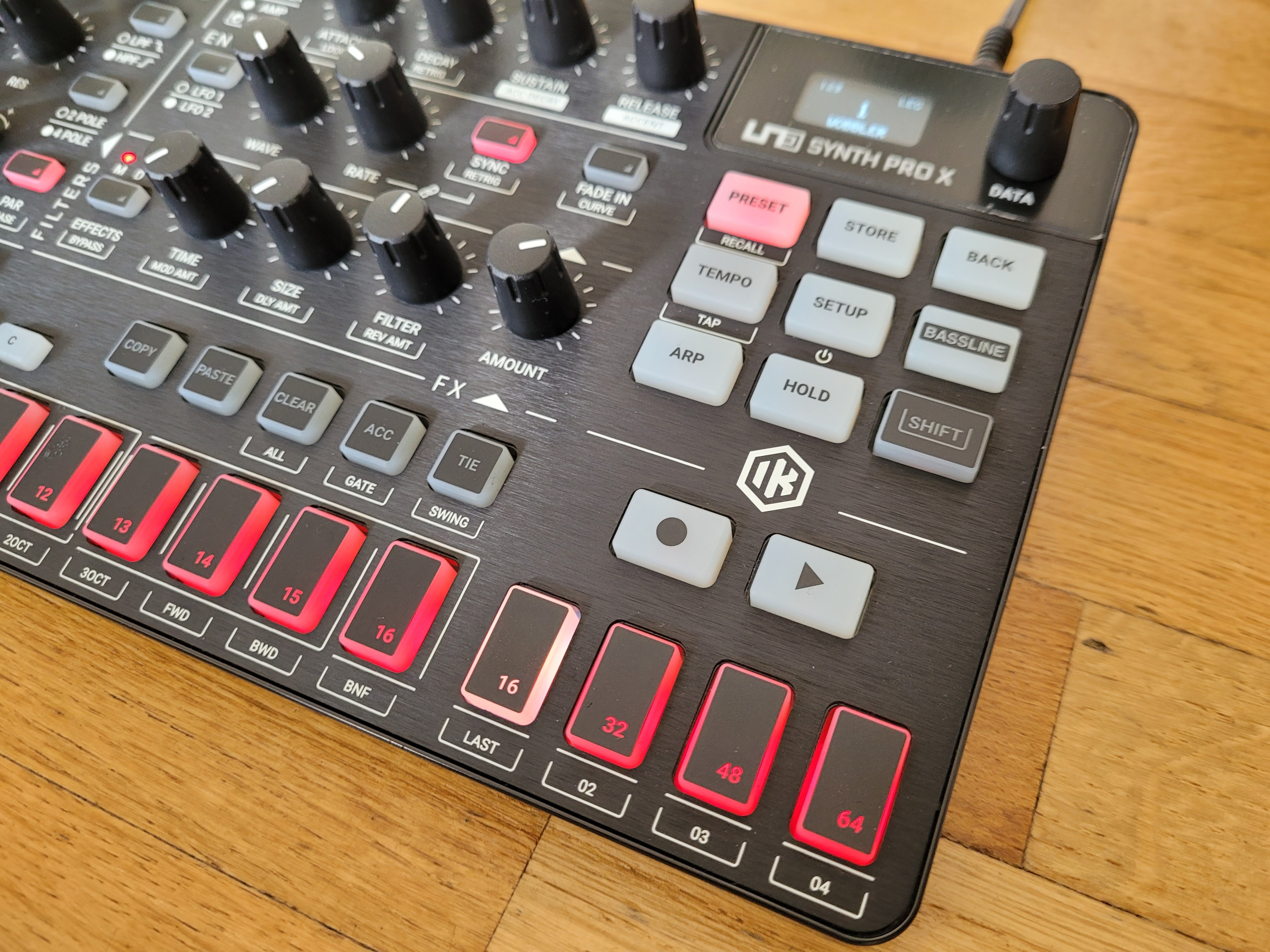 IK Multimedia UNO Synth Pro X (97897)