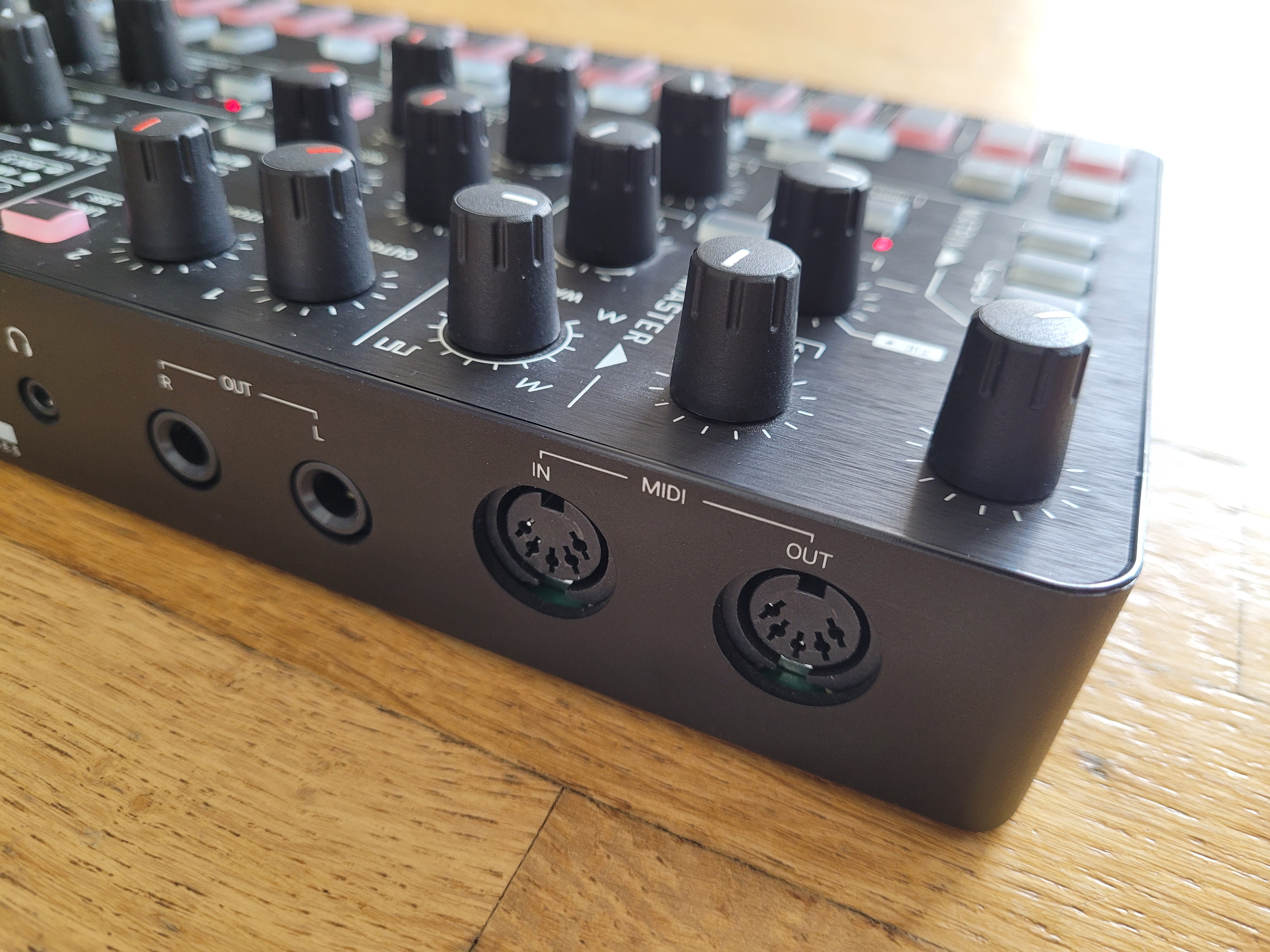 IK Multimedia UNO Synth Pro X (2773)