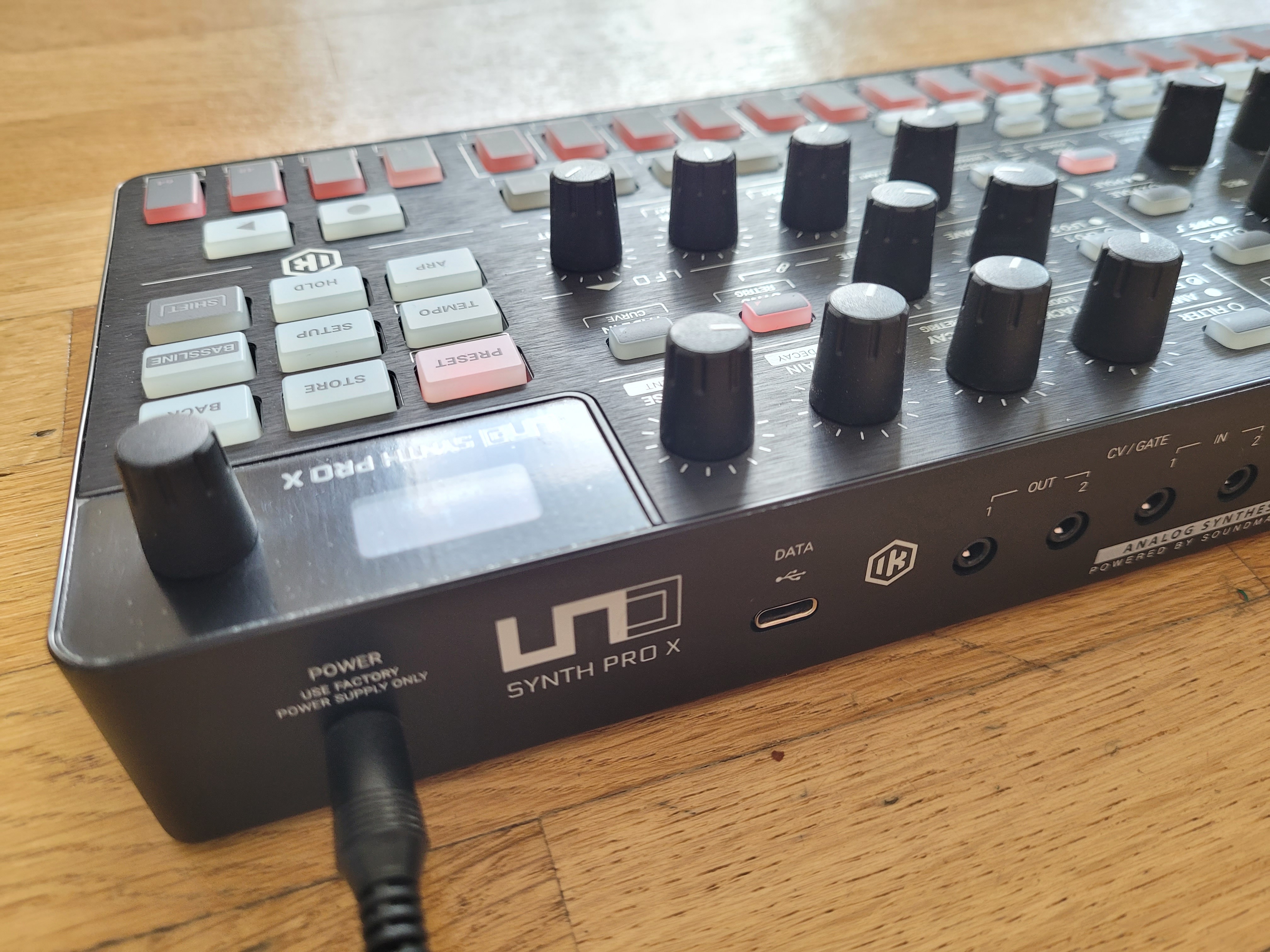 IK Multimedia UNO Synth Pro X (44988)
