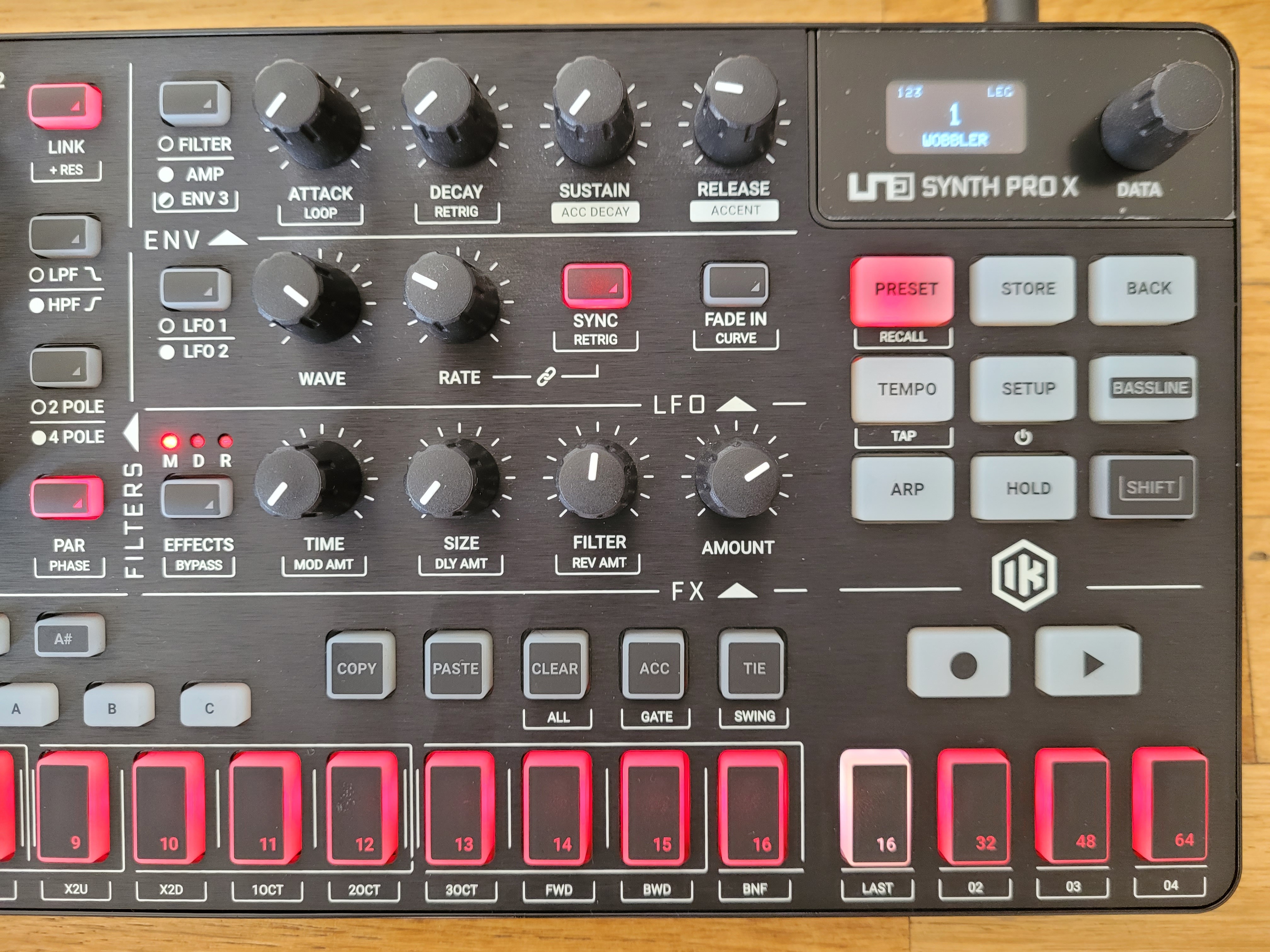 IK Multimedia UNO Synth Pro X (50275)