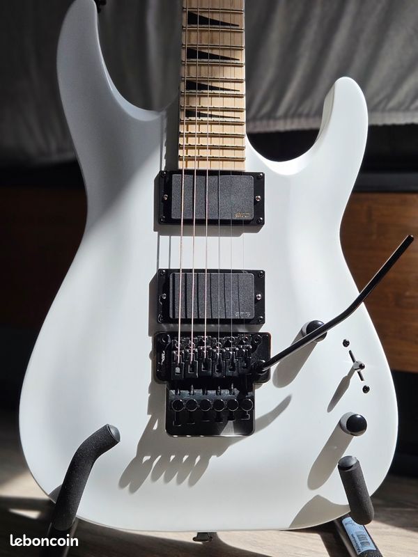 Jackson JS32 blanche EMG 81/85
