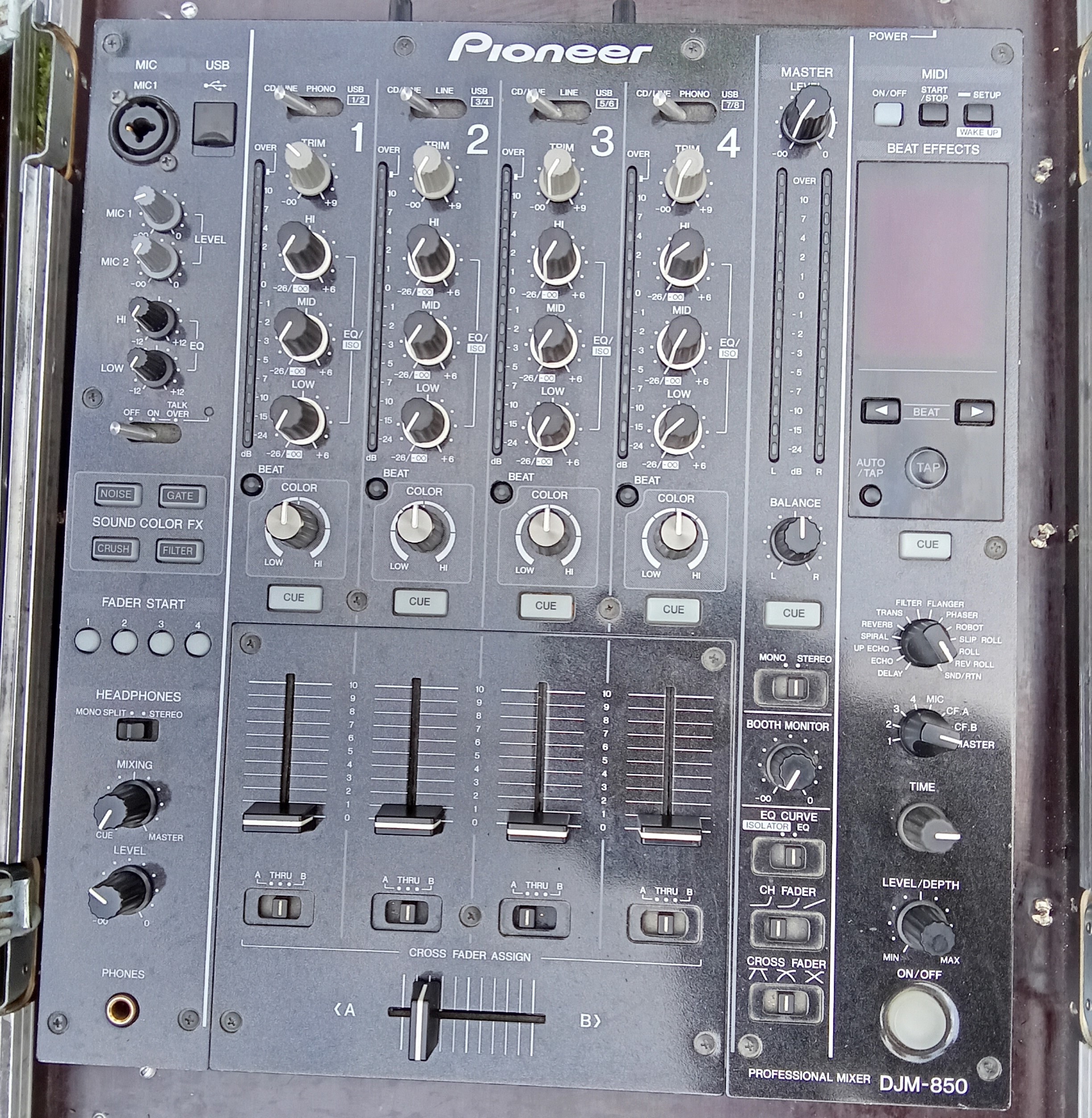 Pioneer DJM 850 en Trés Bon État avec ou sans Flight Case 
