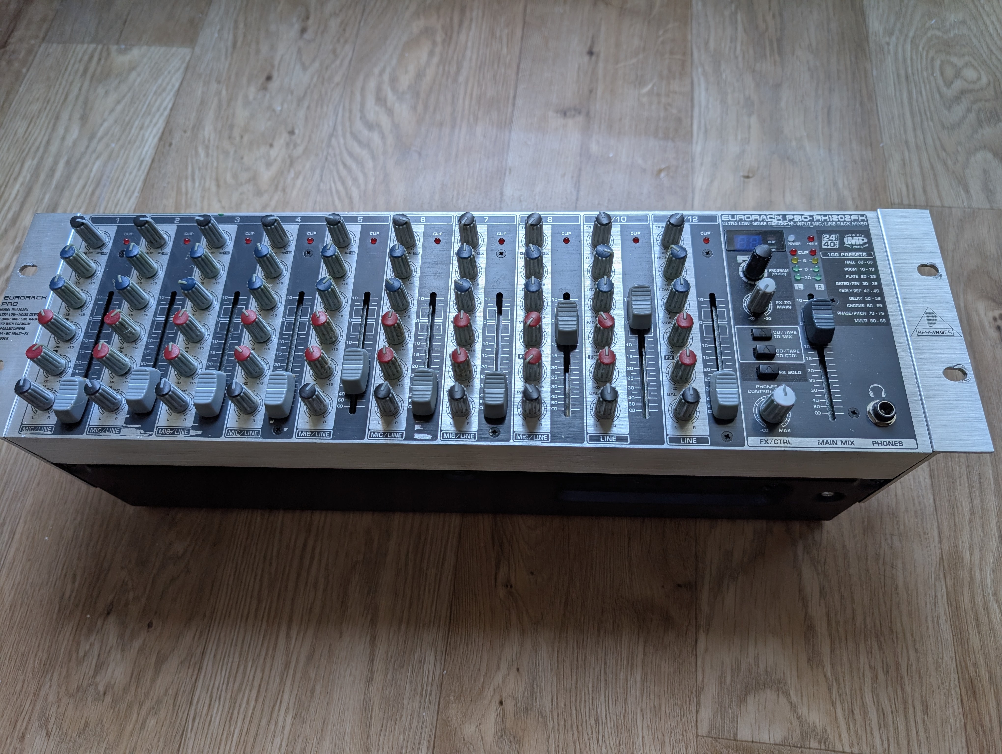 Vend Behringer Eurorack Pro RX1202FX Rack-mount 12-channel mixer with effects