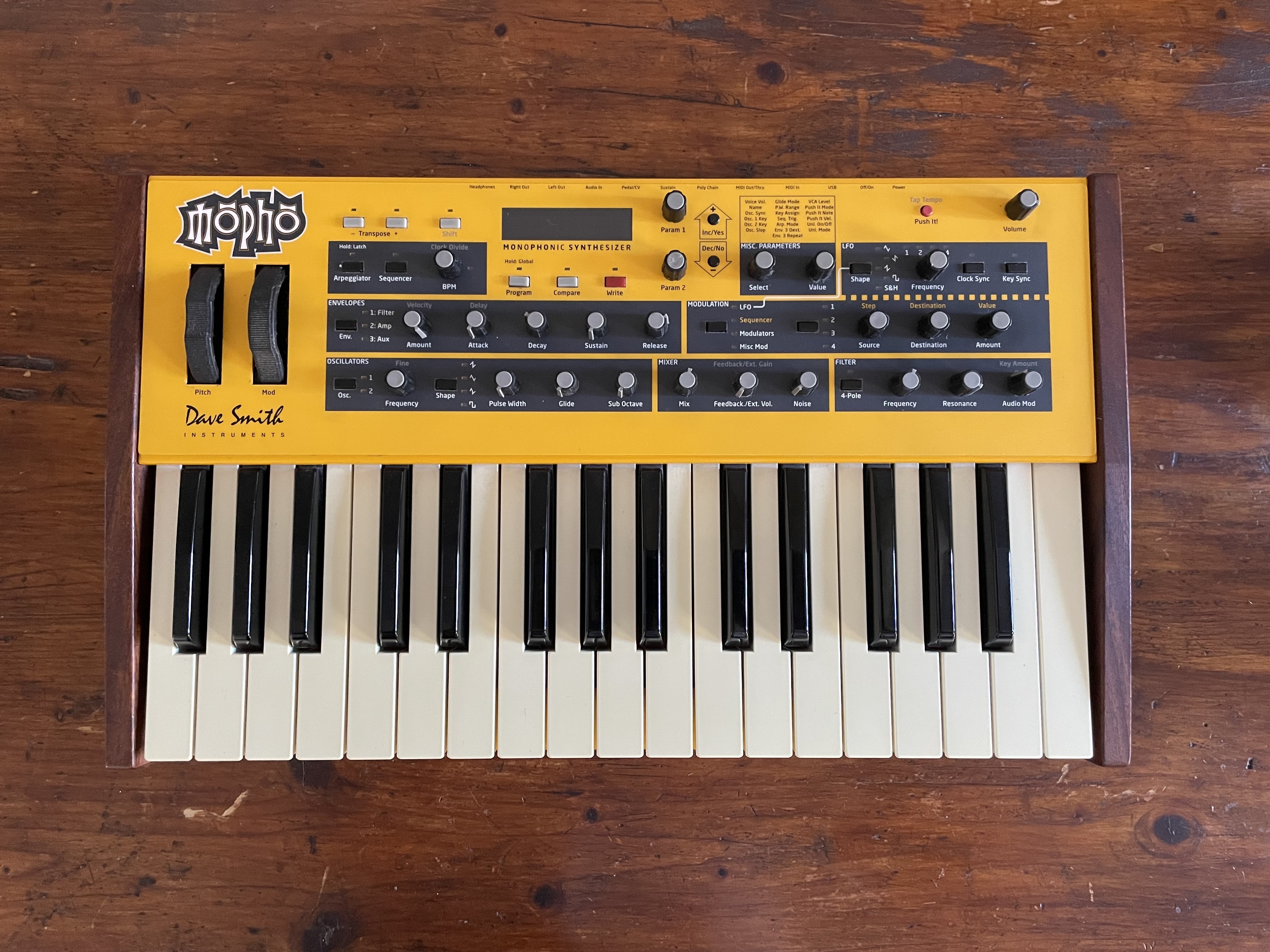 Dave Smith Instruments Mopho + flycase