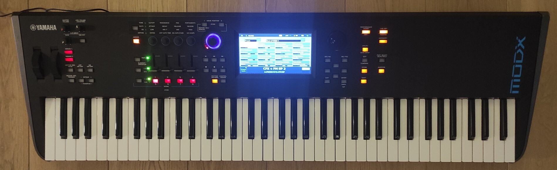 Vends Yamaha MODX 7 (première main) avec housse Yamaha SC-MODX7