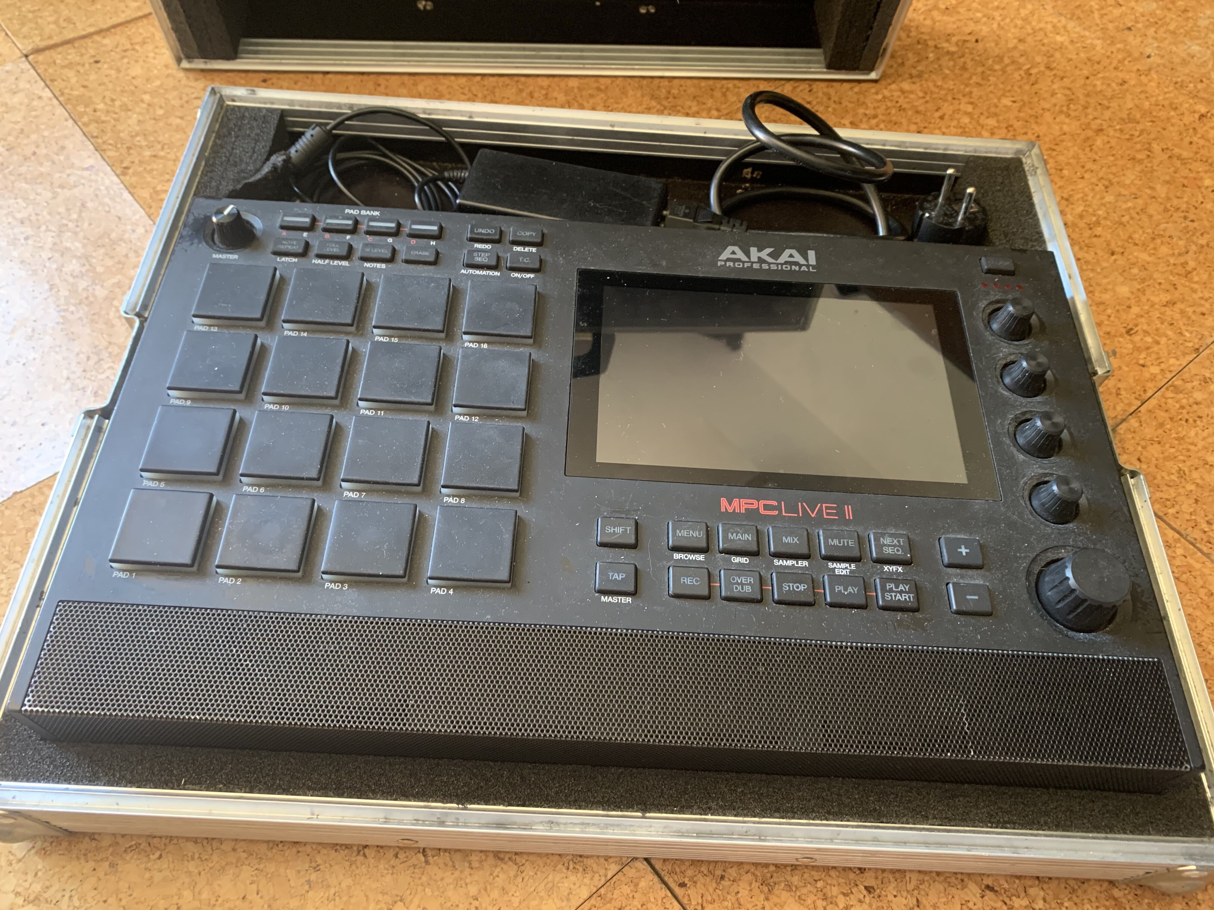 MPC LIVE 2 + Flight case + Deck + câbles USB, Chargeur et Boite origine