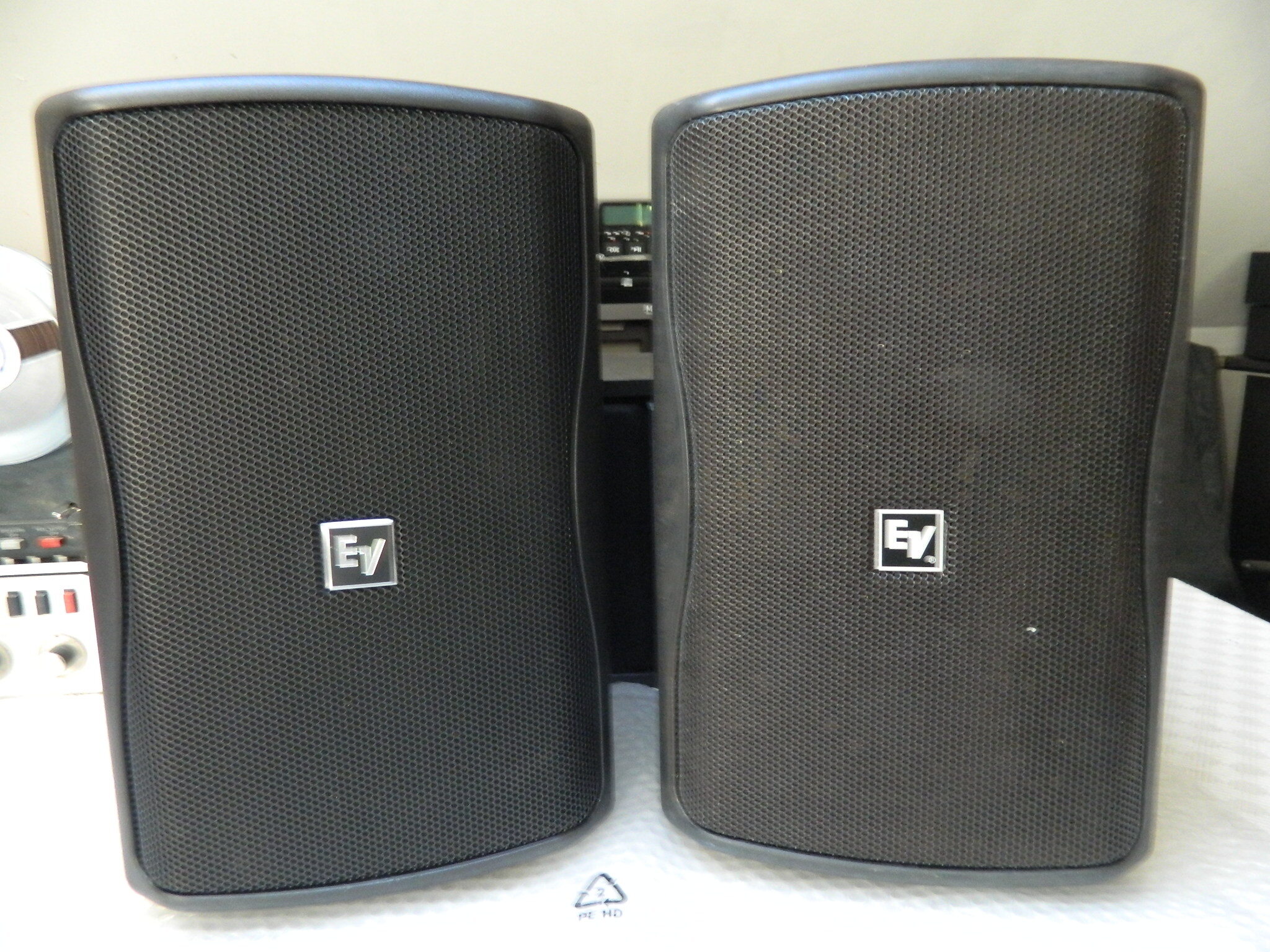 Vends paire d'enceintes de la très réputée marque ELECTROVOICE Zx1i-90