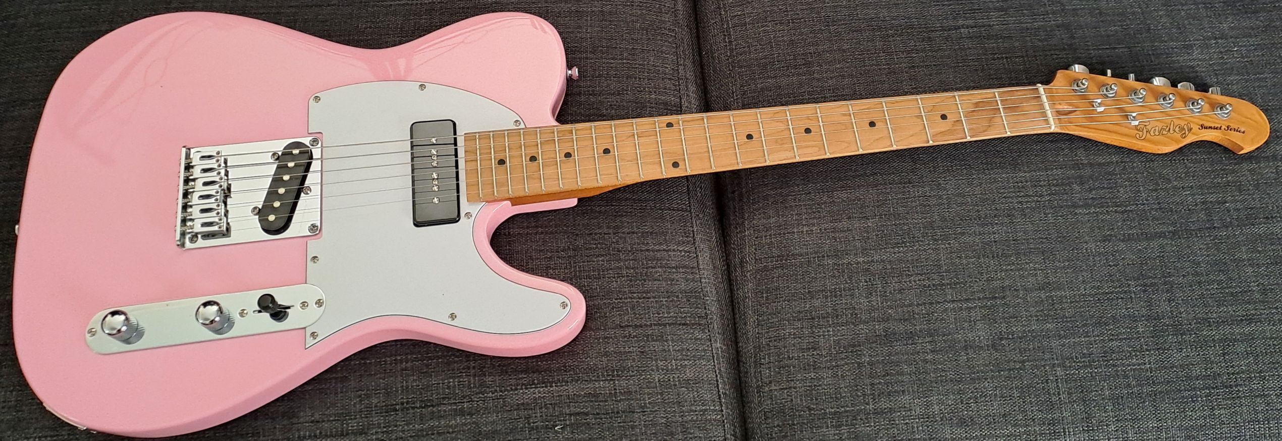 Fazley Sunset Series Tempest 90 Shell Pink guitare avec housse