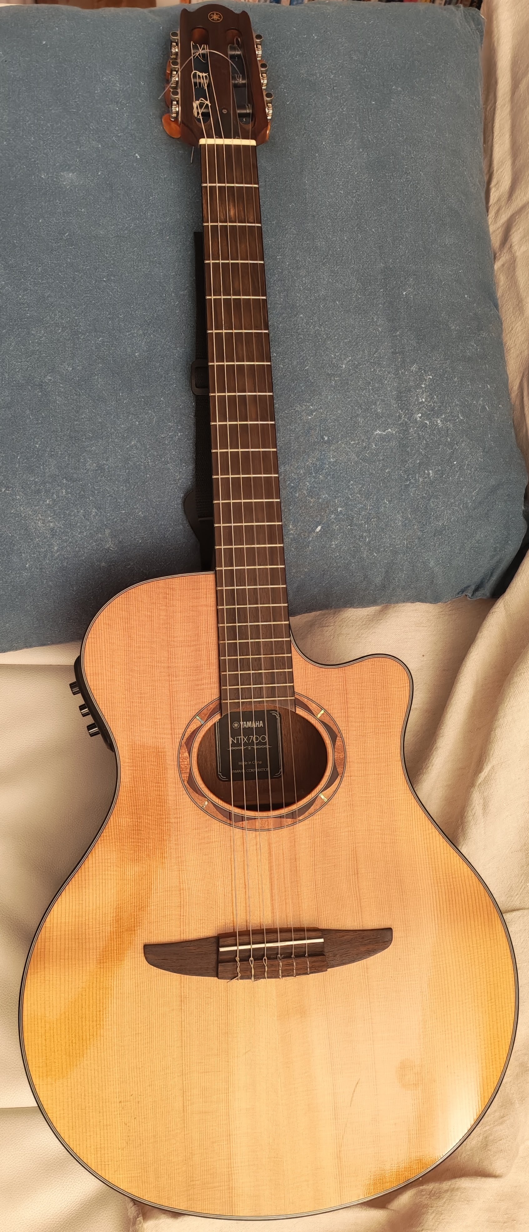 Vends Guitare électroacoustique nylon Yamaha NTX700 avec housse TOBAGO noire