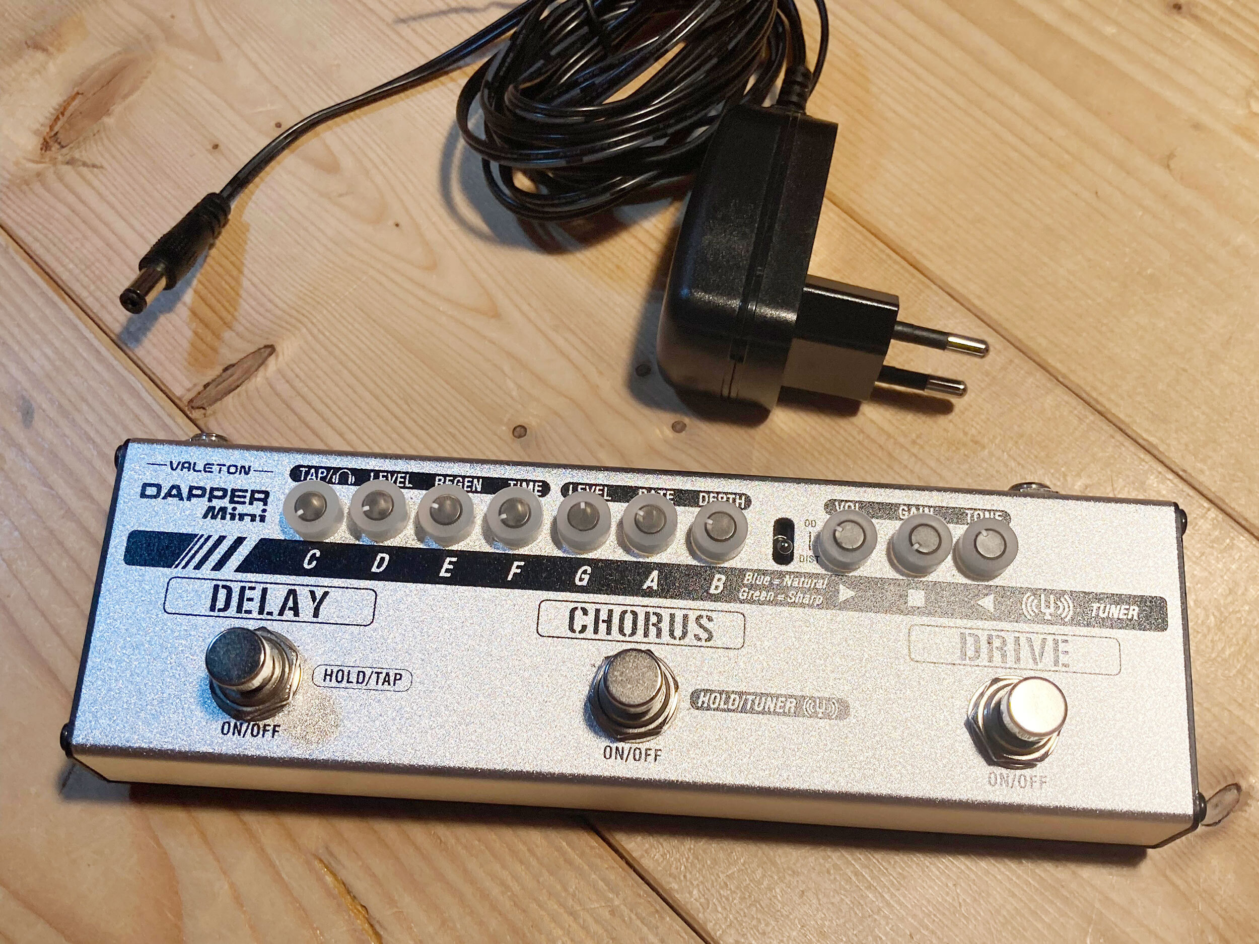 Valeton Dapper mini (delay, chorus, overdrive ou distortion, accordeur, prise casque) + alim