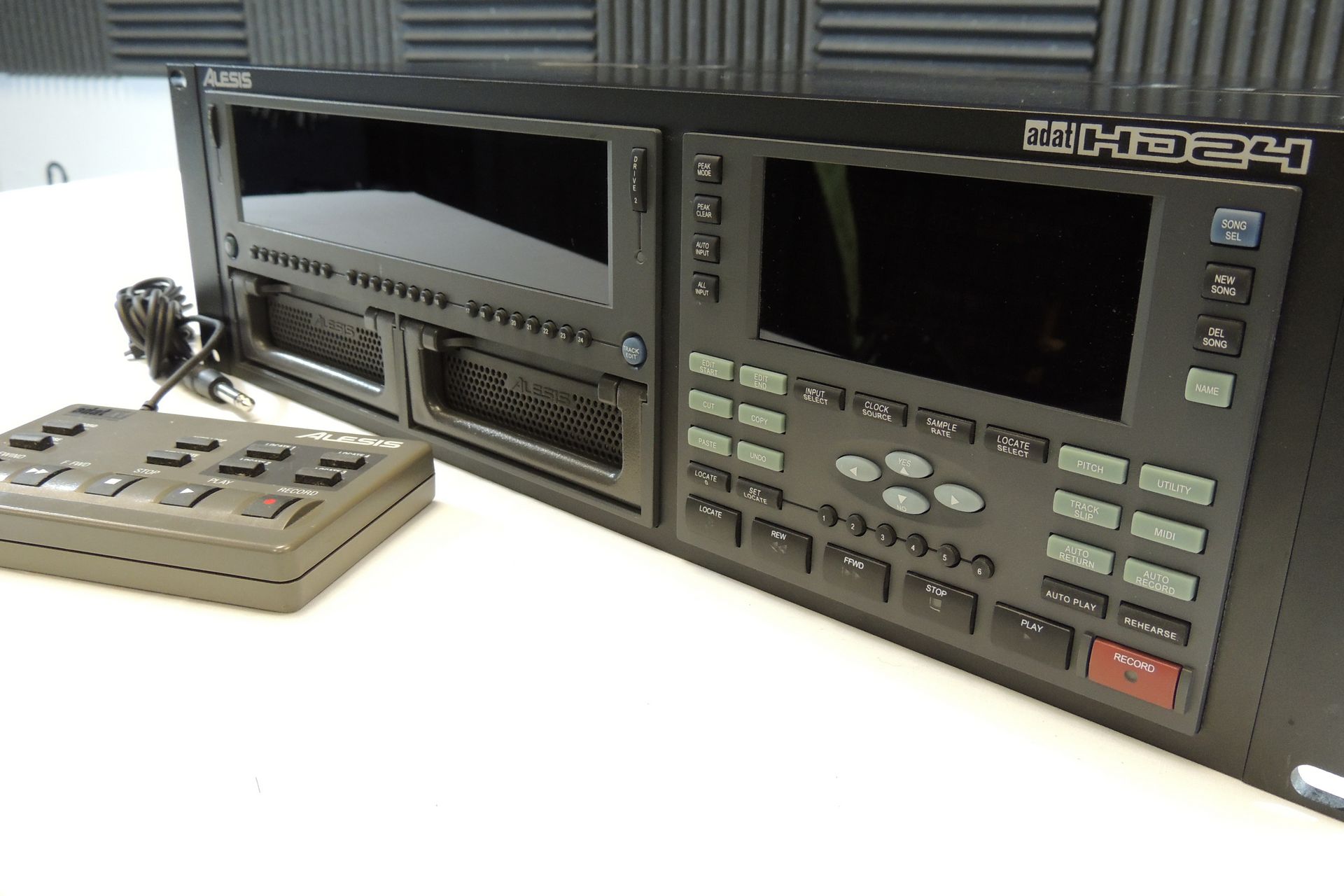 Alesis HD 24 – Enregistreur et Convertisseur 24 Pistes en flight