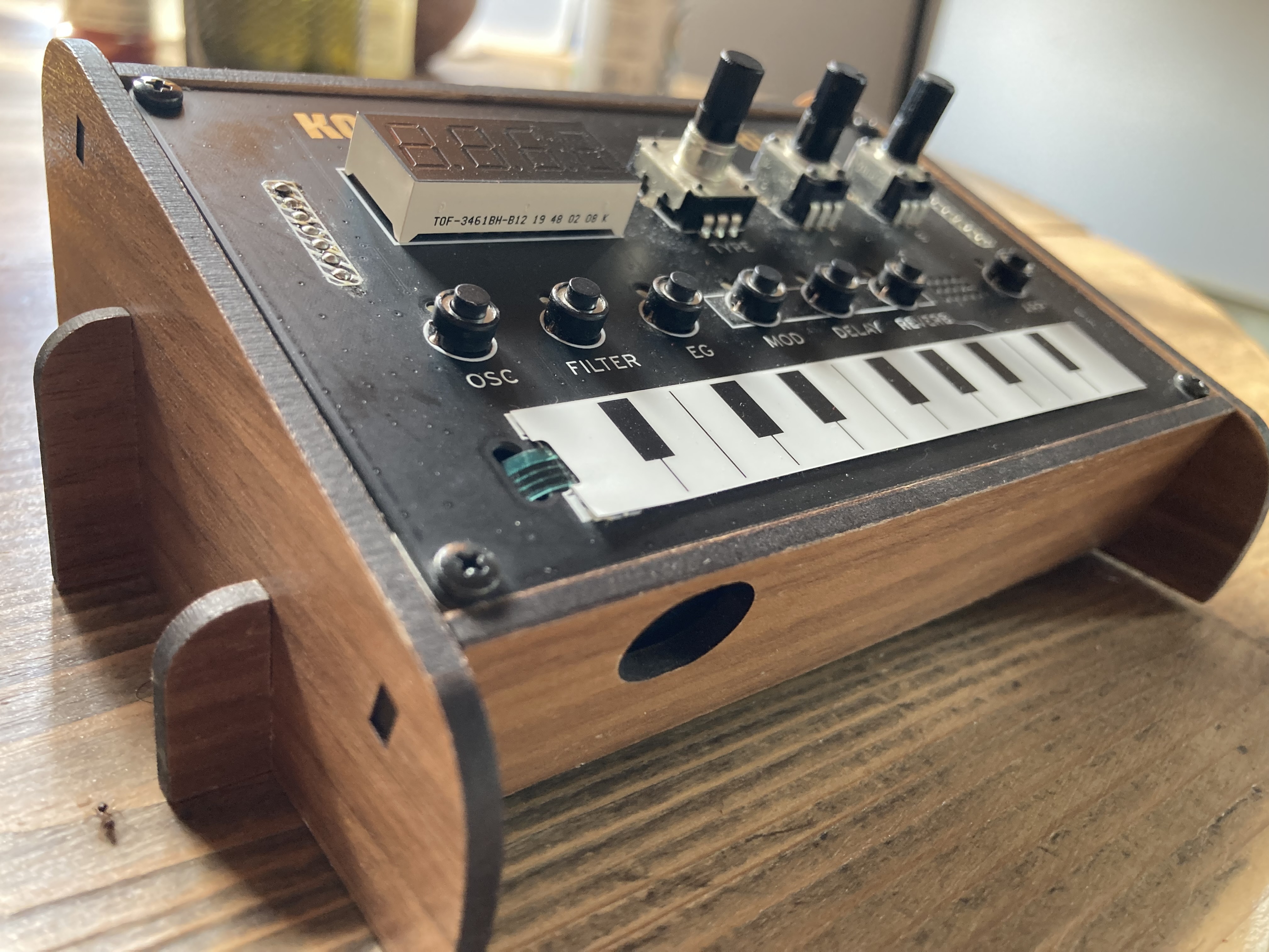 Korg nts-1 avec support en bois. 