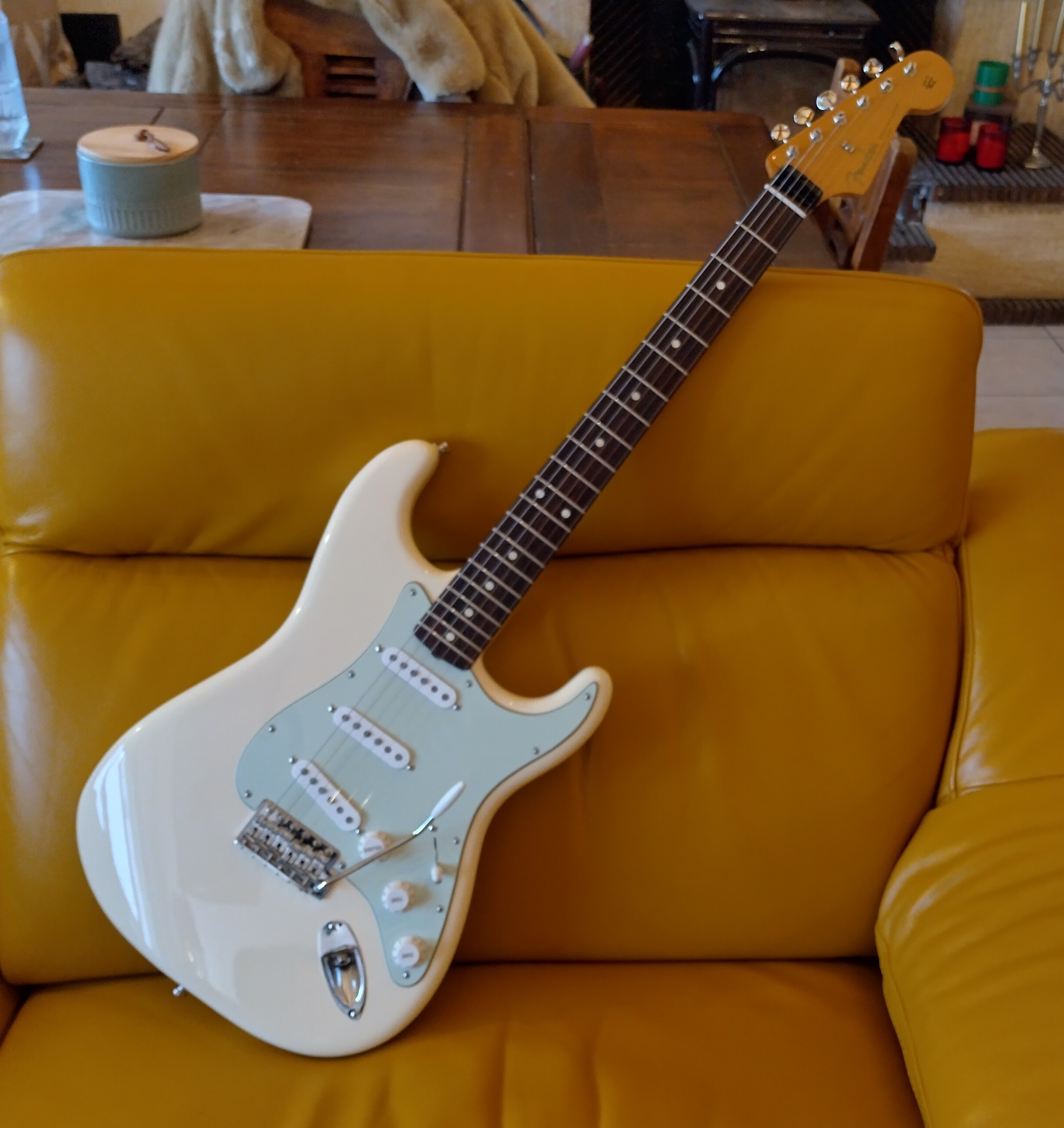 Fender Stratocaster Vintera II Olympic White en état neuf modifiée pour supprimer le "Hum" !