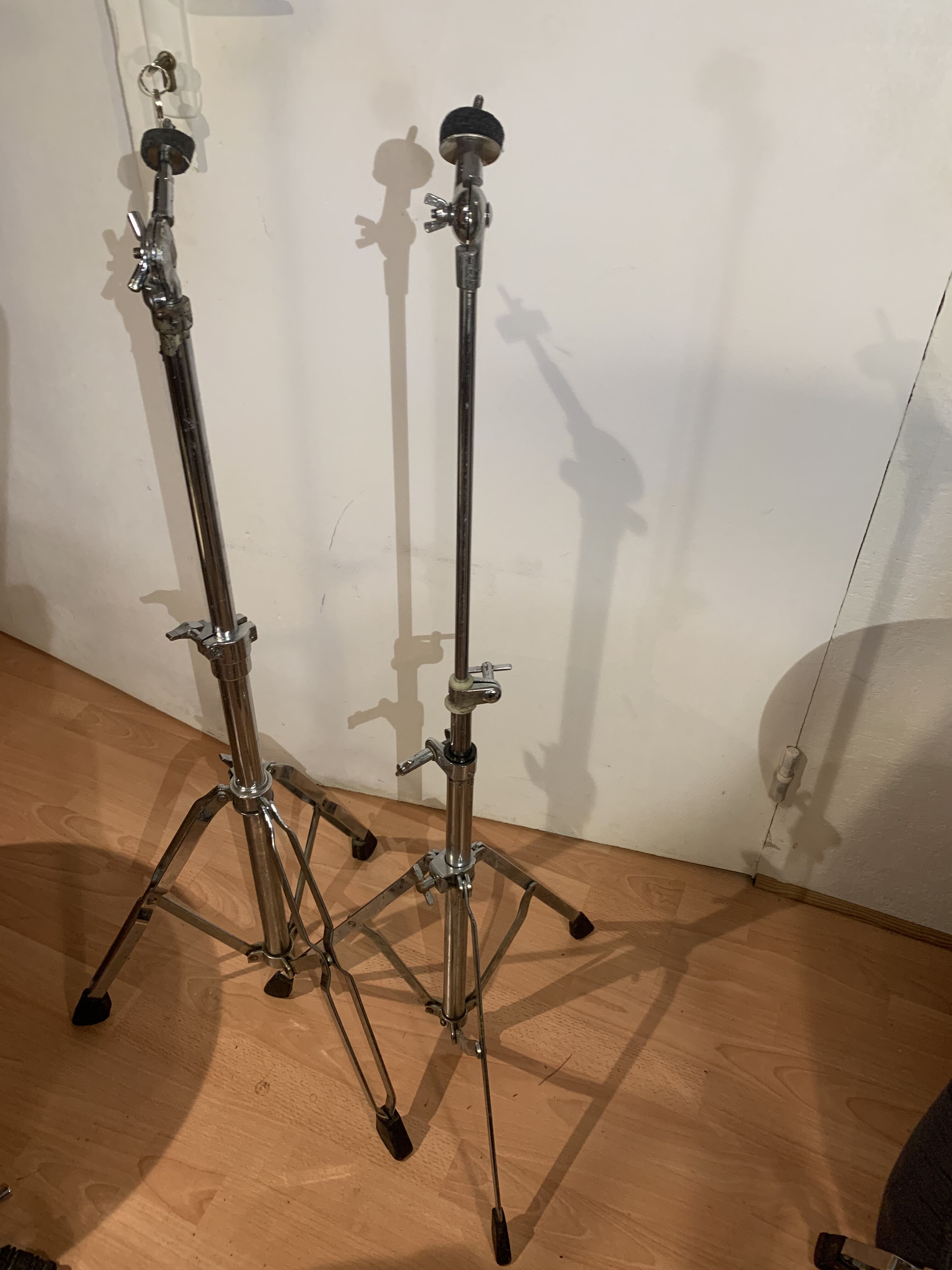 HARWARE (en Option) :  * Pied Charleston Hi-Hat PEARL : 40€ * 2 pedales CG : Pearl + Yamaha : 30€ (manque un systeme de serrage