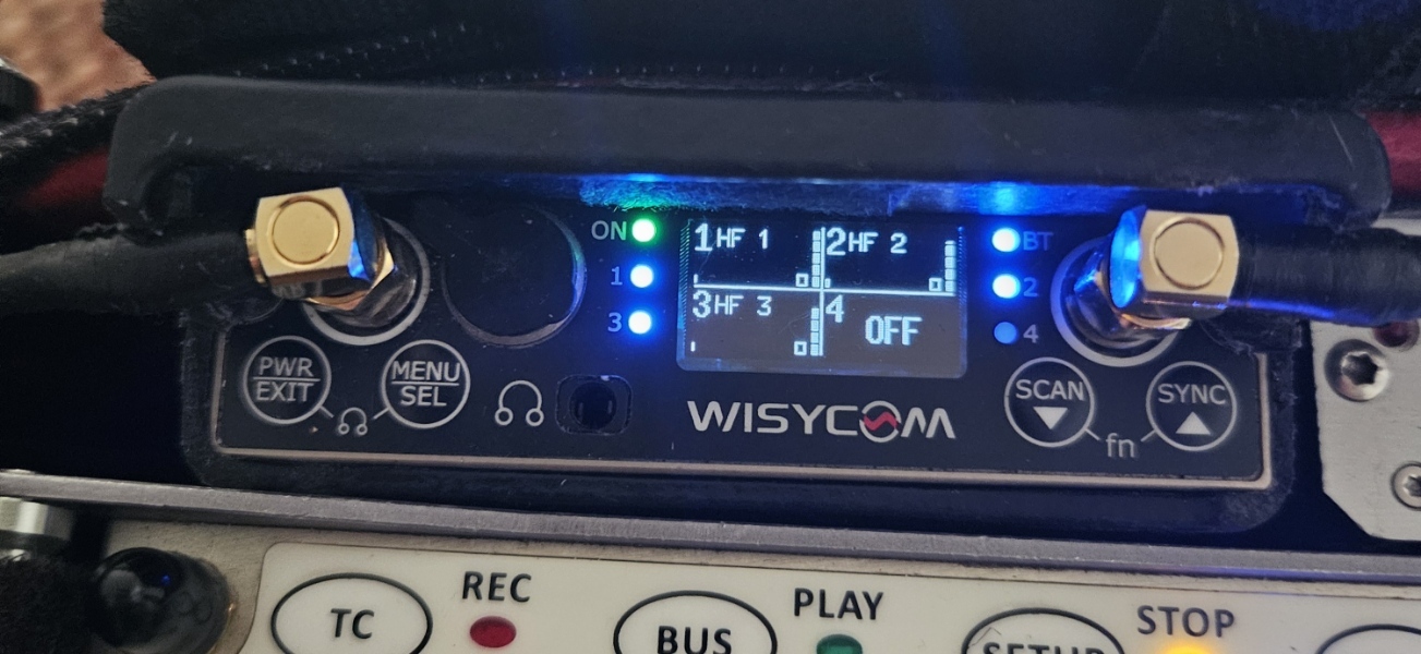 Lot avec  HF WISYCOM MCR54 QUAD + HF SENNHEISER+ MICRO CRAVATES