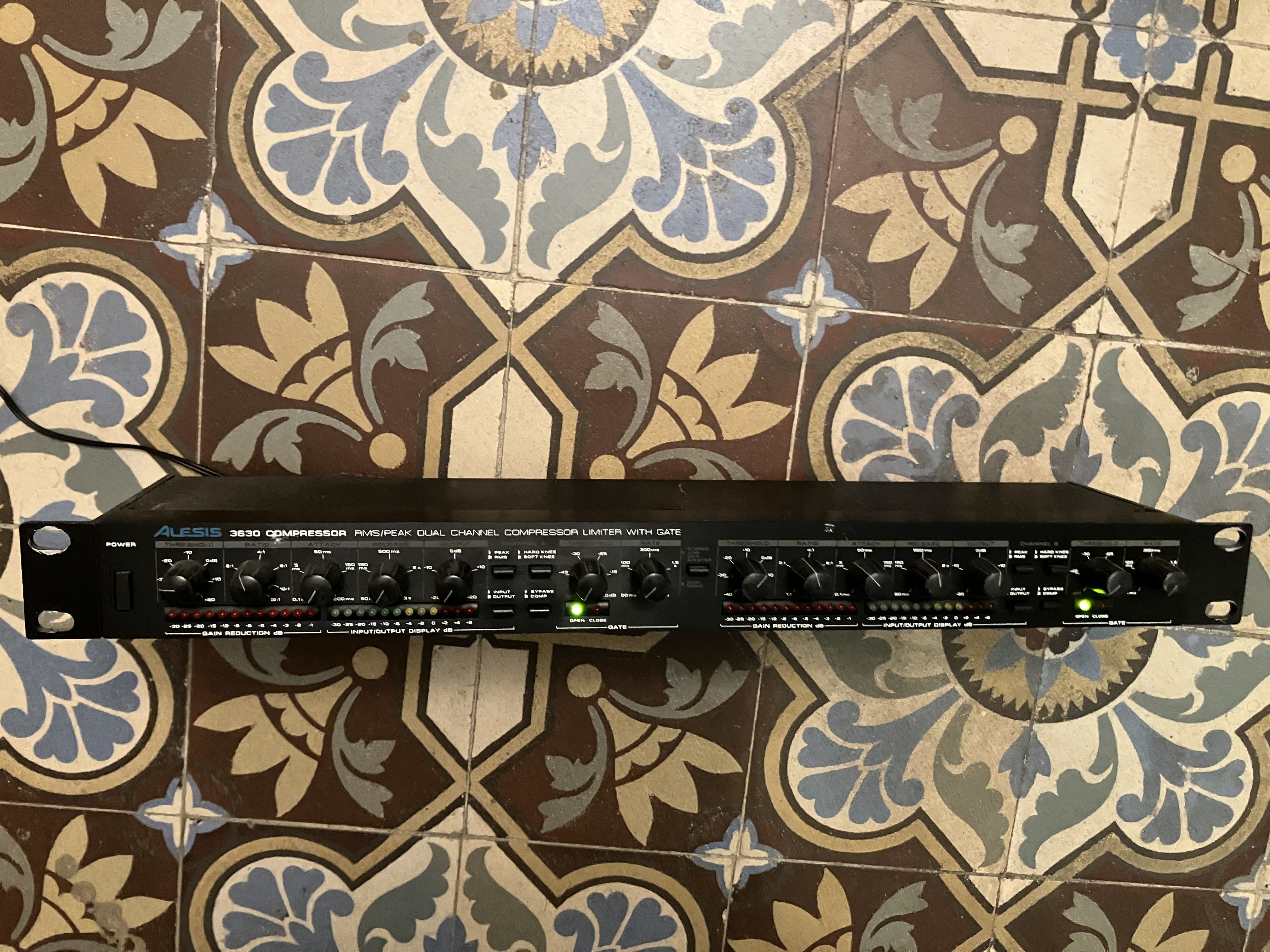 Vends Alesis 3630
