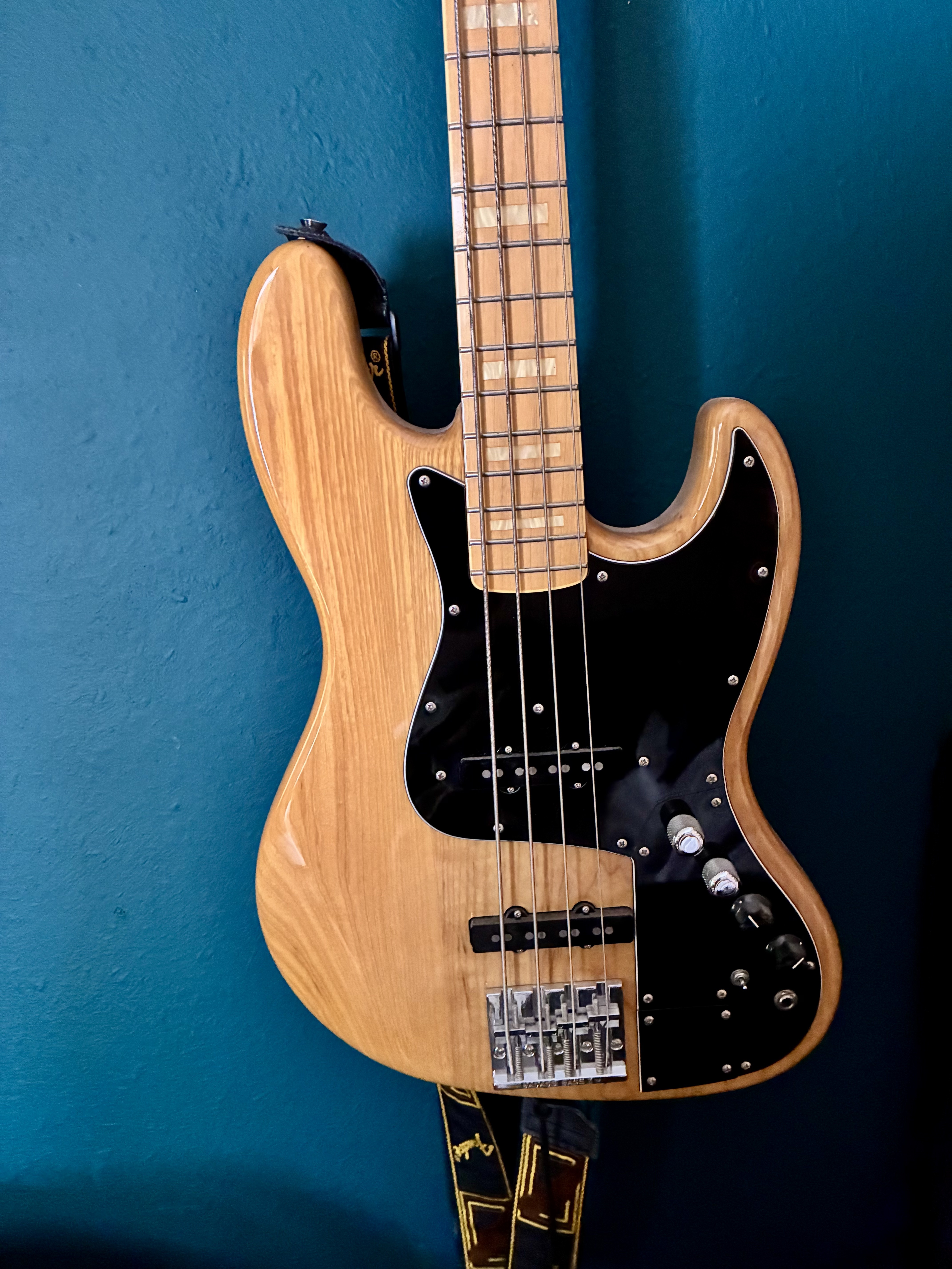 Superbe jazz bass marcus miller en très bon état visible sur Nantes ou sur Rennes