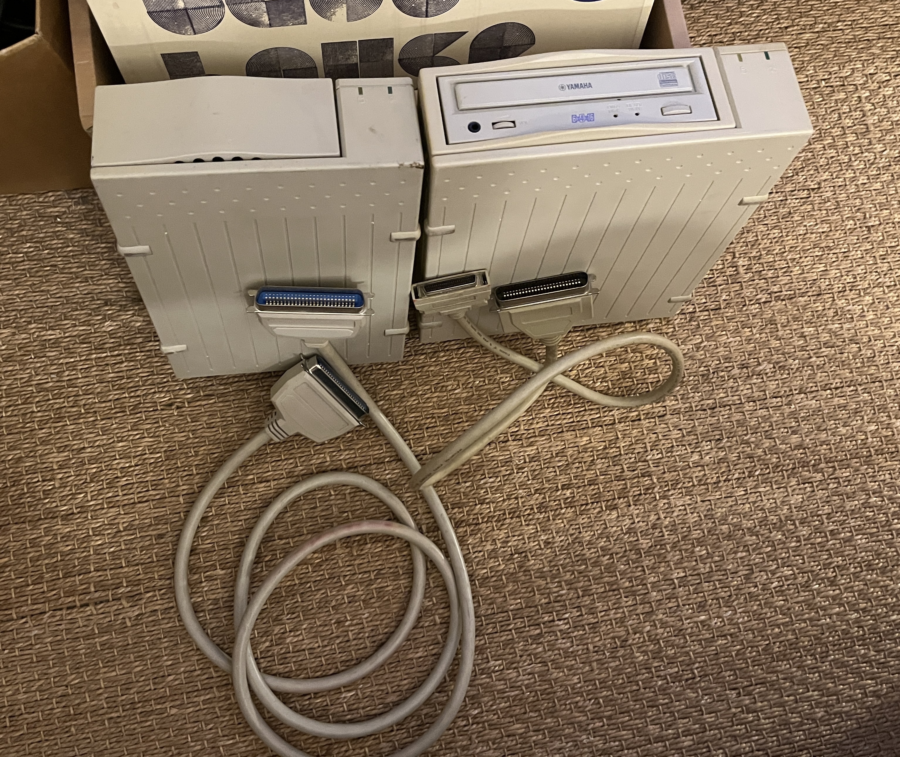 Lot SCSI Yamaha CRW6416S 6x4x16 + lecteur CD-ROM caddy