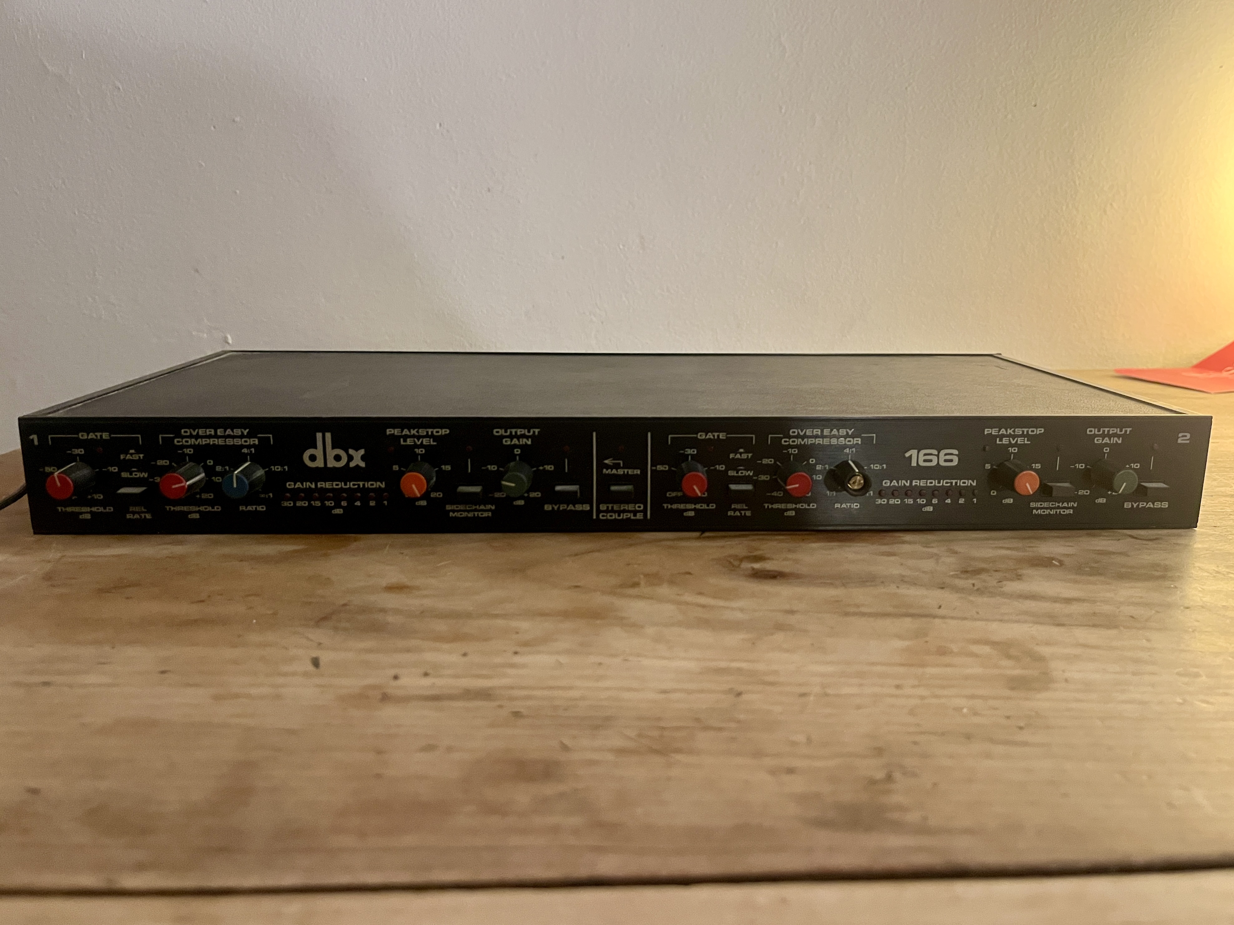 dbx 166 – Compresseur / Gate stéréo vintage USA – Testé + oreilles rack
