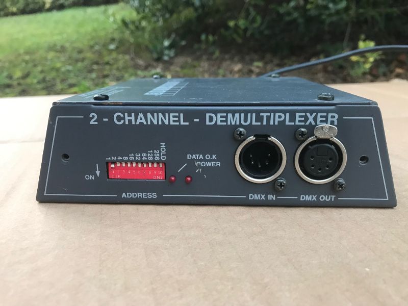 1 Boîtier démultiplexeur - 2 circuits  Caractéristiques :  - Boîtier convertisseur DMX 512 en 2 signaux de commande analogiques