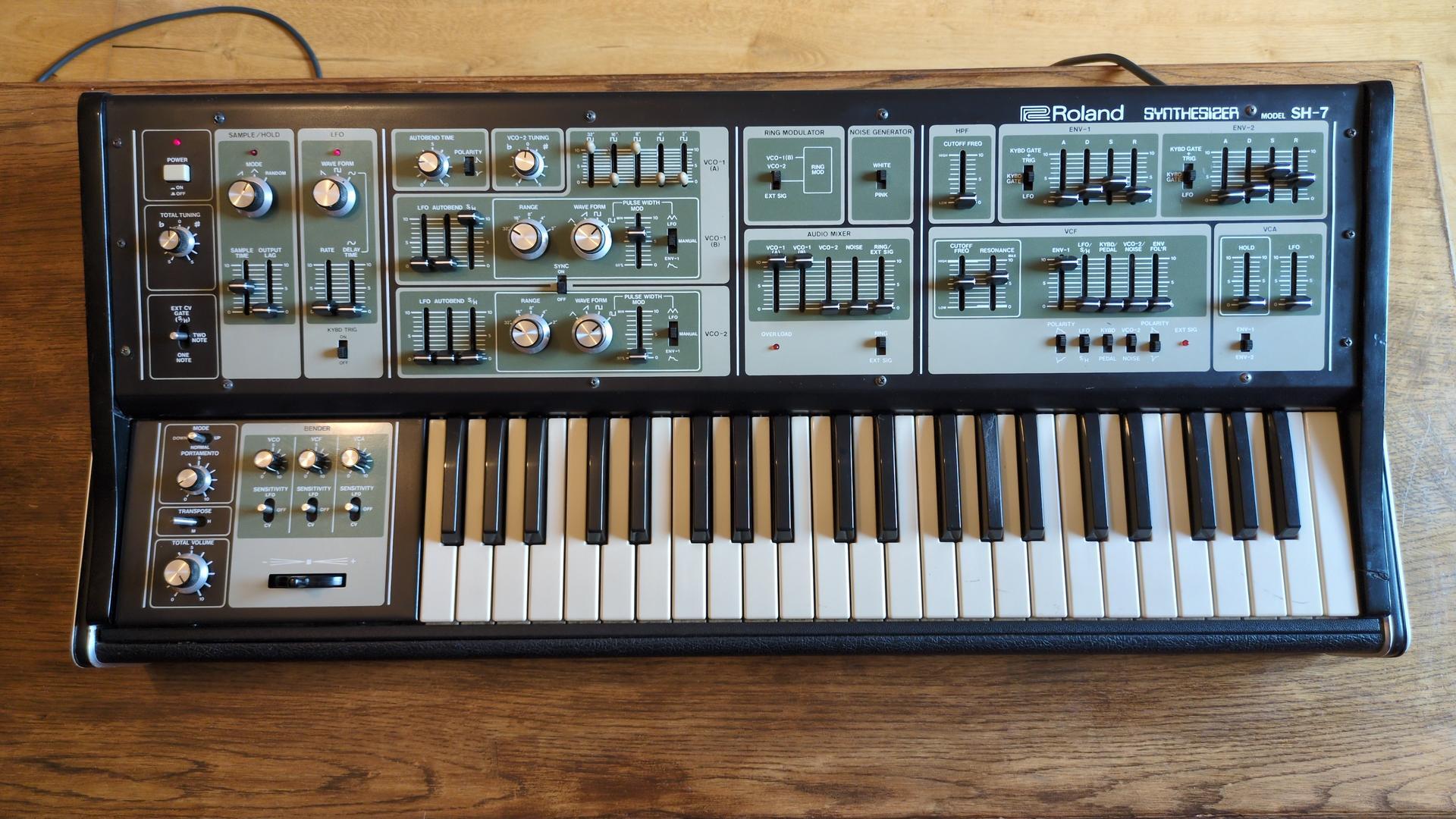 Roland SH-7 avec TTSH Gate Booster
