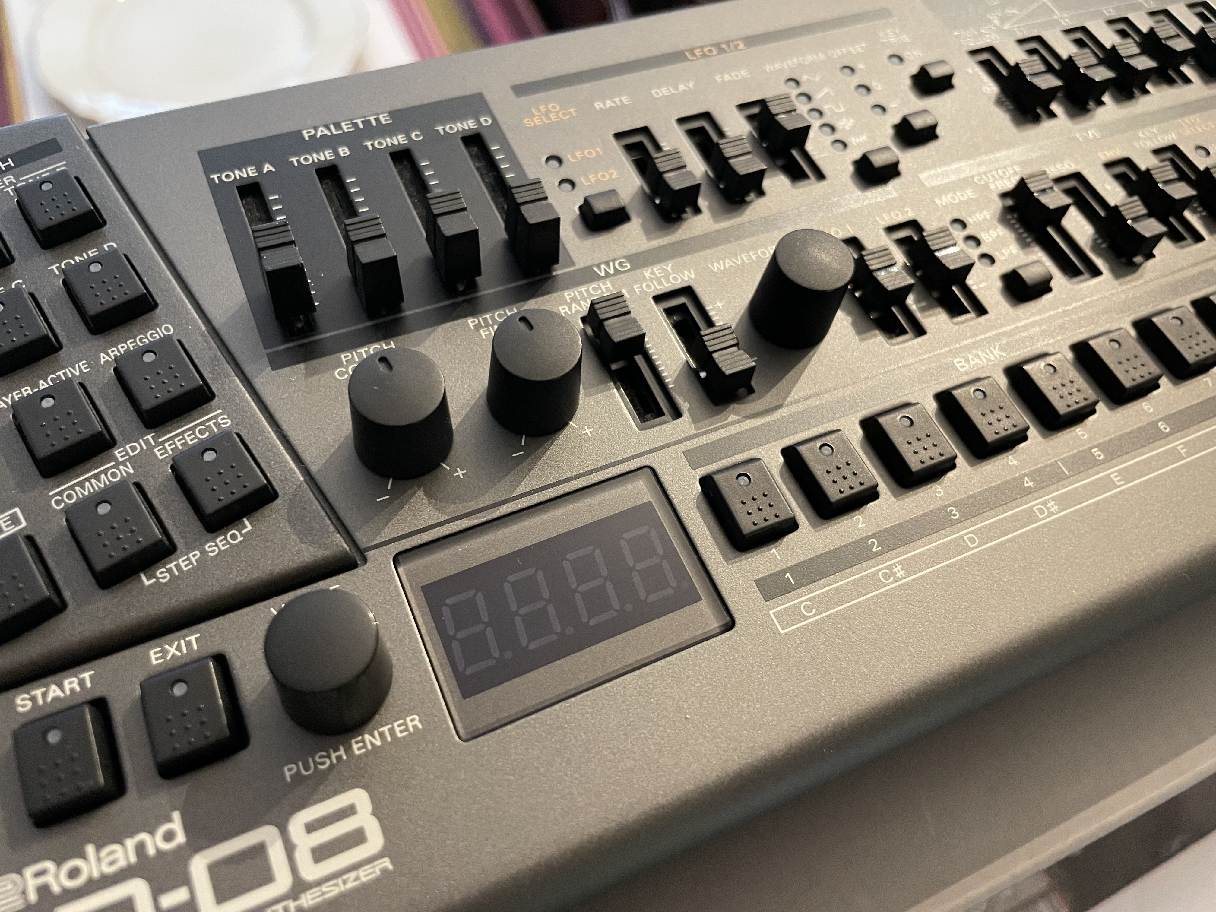 Vends Roland JD-08 + Editeurs + Banques, en option : KM-25 + Decksaver 