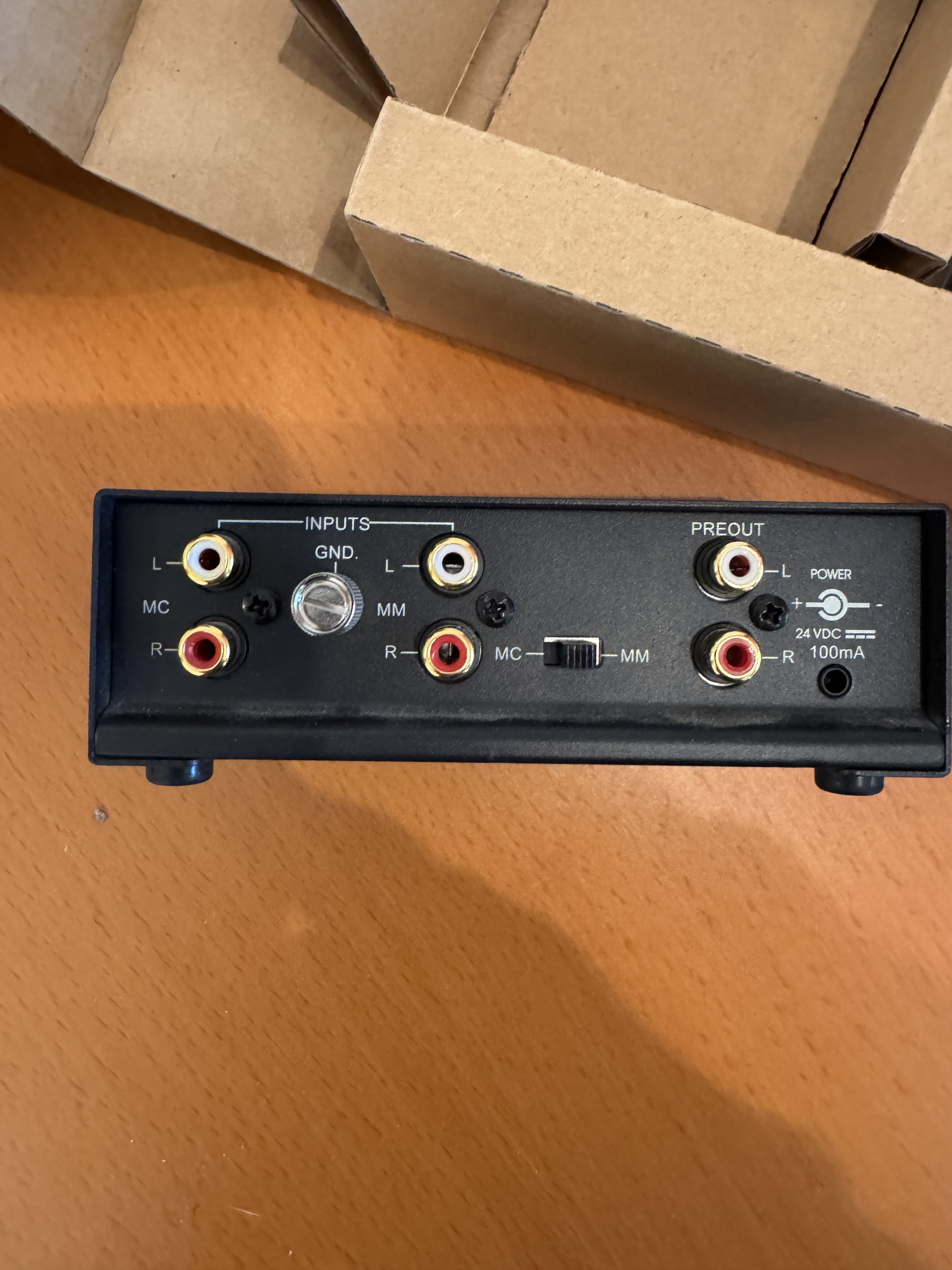 vends preampli NAD PP2i état neuf ( encore dans son carton d'origine ) jamais servi 
